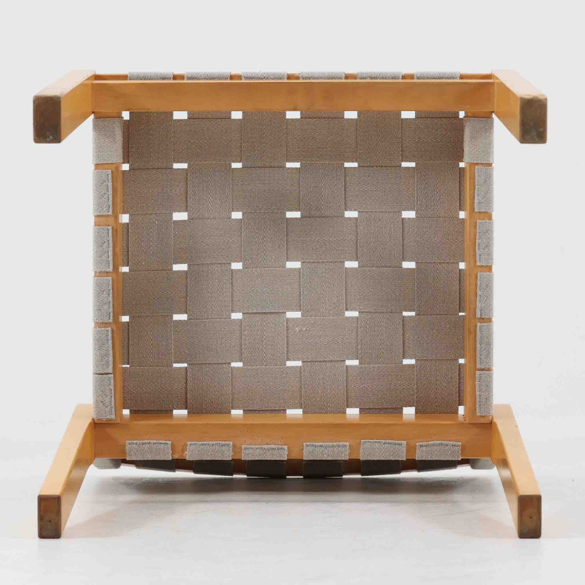 フィンランドを代表する建築家Alvar Aaltoがデザインし、Artek社から発表されたNo.611ダイニングチェアです。フレームには明るく滑らかな質感が魅力のバーチ材を使用し、座面と背もたれにはリネン製のウェビングテープを格子状に編み込むことで、軽やかな印象と快適な座り心地を実現しています。経年により深みを増したバーチ材の色味が味わい深く、シンプルながらも機能美に満ちた佇まいは北欧デザインの真髄を体現した一脚です。