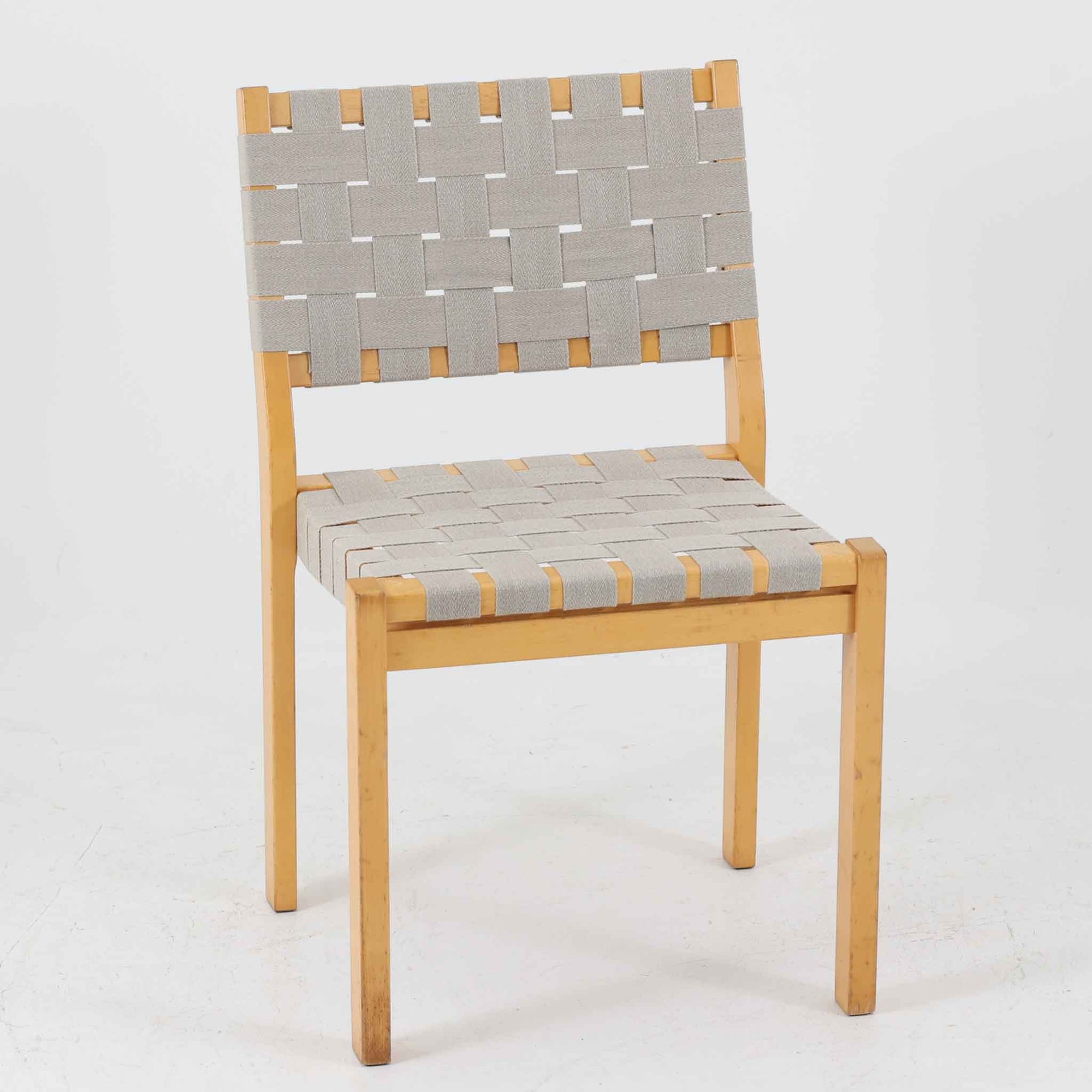 フィンランドを代表する建築家Alvar Aaltoがデザインし、Artek社から発表されたNo.611ダイニングチェアです。フレームには明るく滑らかな質感が魅力のバーチ材を使用し、座面と背もたれにはリネン製のウェビングテープを格子状に編み込むことで、軽やかな印象と快適な座り心地を実現しています。経年により深みを増したバーチ材の色味が味わい深く、シンプルながらも機能美に満ちた佇まいは北欧デザインの真髄を体現した一脚です。