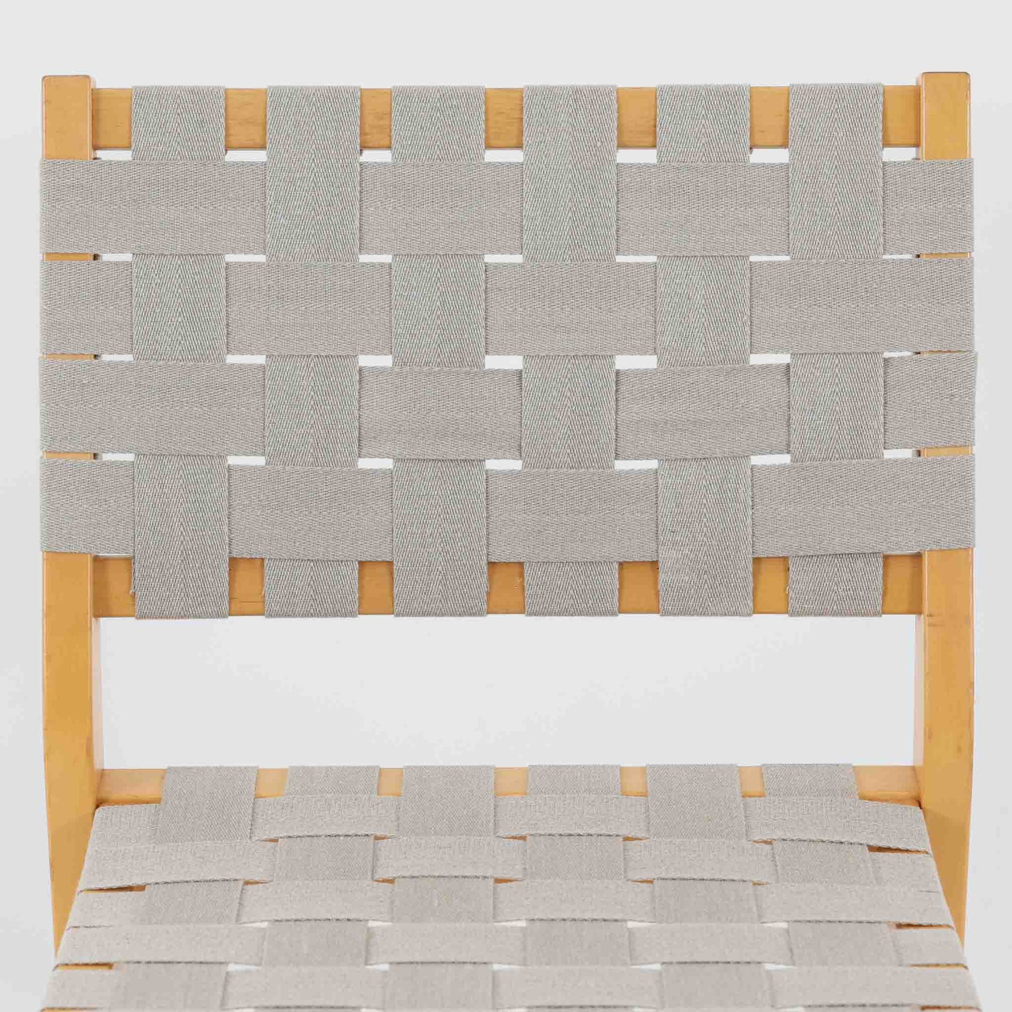 フィンランドを代表する建築家Alvar Aaltoがデザインし、Artek社から発表されたNo.611ダイニングチェアです。フレームには明るく滑らかな質感が魅力のバーチ材を使用し、座面と背もたれにはリネン製のウェビングテープを格子状に編み込むことで、軽やかな印象と快適な座り心地を実現しています。経年により深みを増したバーチ材の色味が味わい深く、シンプルながらも機能美に満ちた佇まいは北欧デザインの真髄を体現した一脚です。