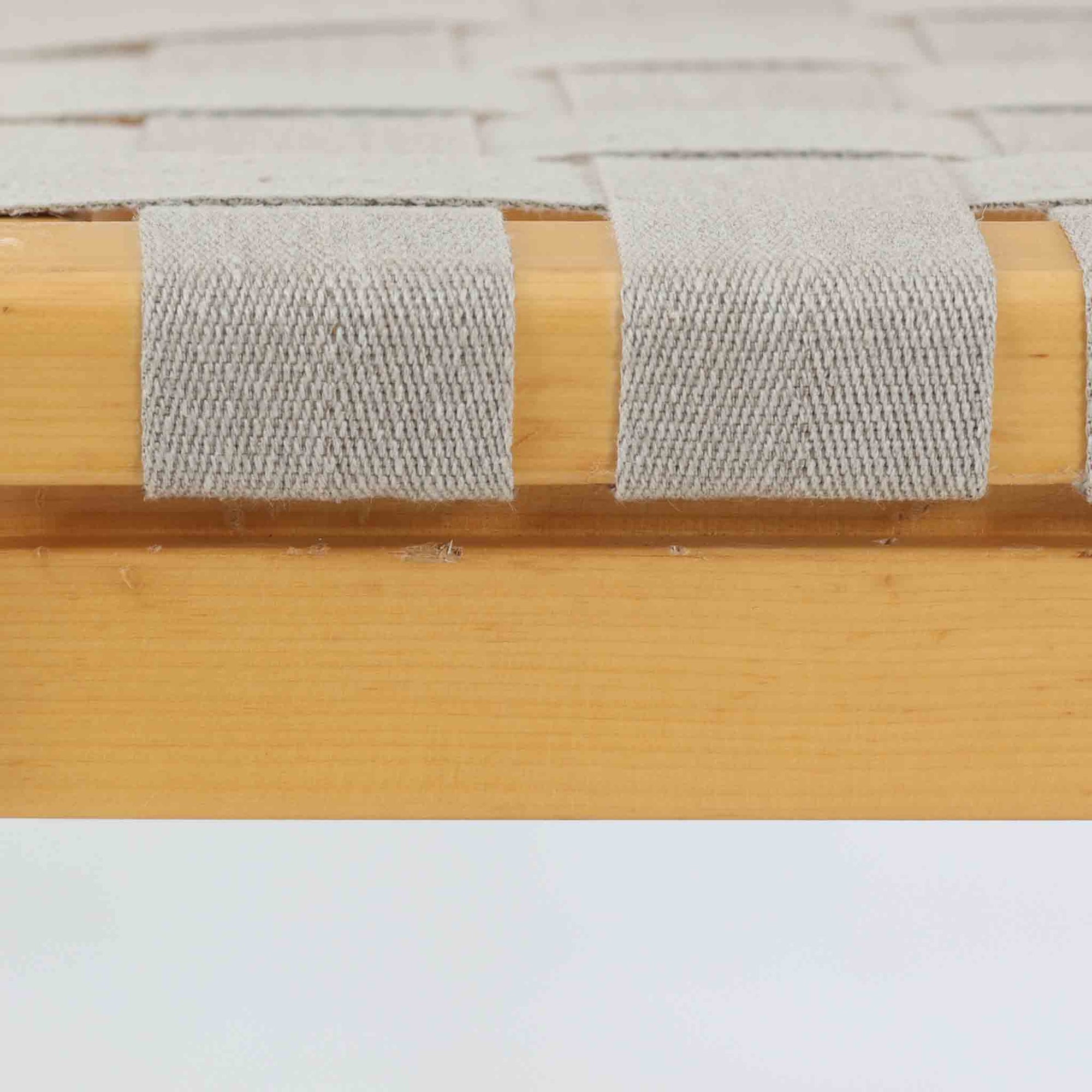 フィンランドを代表する建築家Alvar Aaltoがデザインし、Artek社から発表されたNo.611ダイニングチェアです。フレームには明るく滑らかな質感が魅力のバーチ材を使用し、座面と背もたれにはリネン製のウェビングテープを格子状に編み込むことで、軽やかな印象と快適な座り心地を実現しています。経年により深みを増したバーチ材の色味が味わい深く、シンプルながらも機能美に満ちた佇まいは北欧デザインの真髄を体現した一脚です。