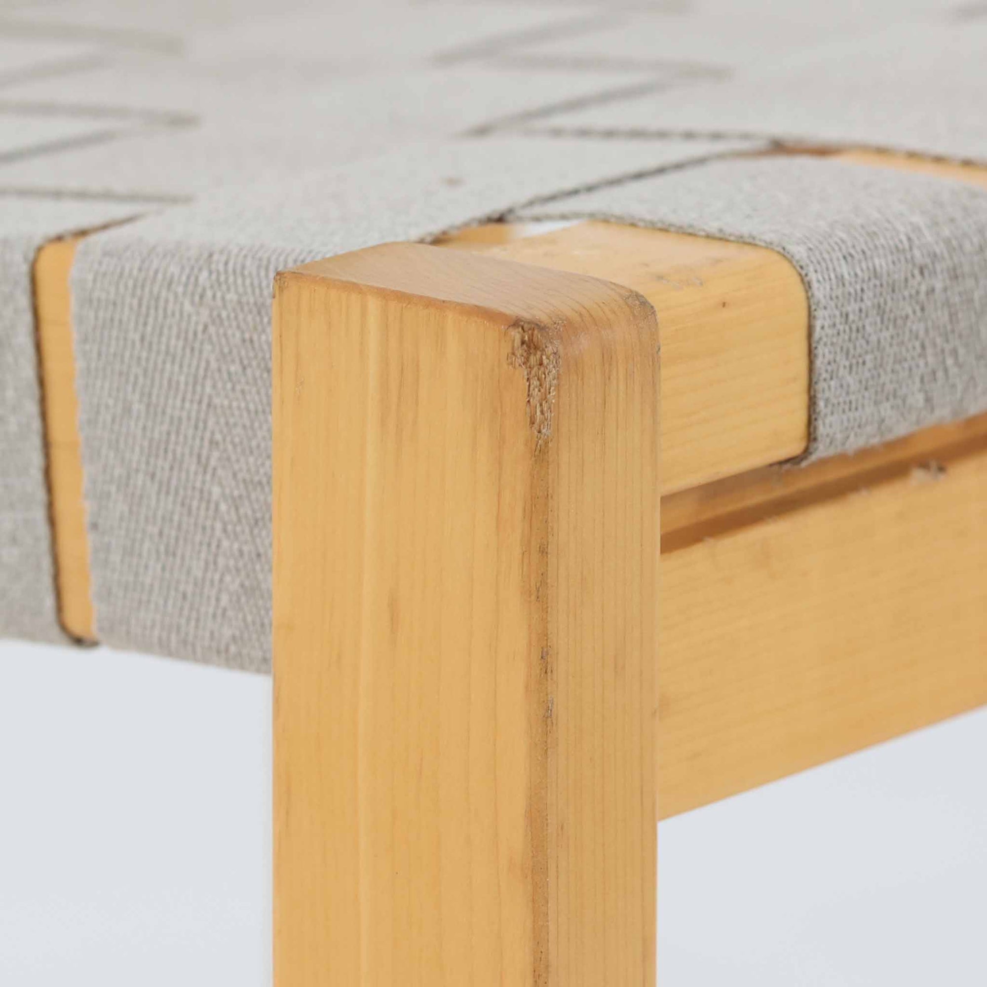 フィンランドを代表する建築家Alvar Aaltoがデザインし、Artek社から発表されたNo.611ダイニングチェアです。フレームには明るく滑らかな質感が魅力のバーチ材を使用し、座面と背もたれにはリネン製のウェビングテープを格子状に編み込むことで、軽やかな印象と快適な座り心地を実現しています。経年により深みを増したバーチ材の色味が味わい深く、シンプルながらも機能美に満ちた佇まいは北欧デザインの真髄を体現した一脚です。