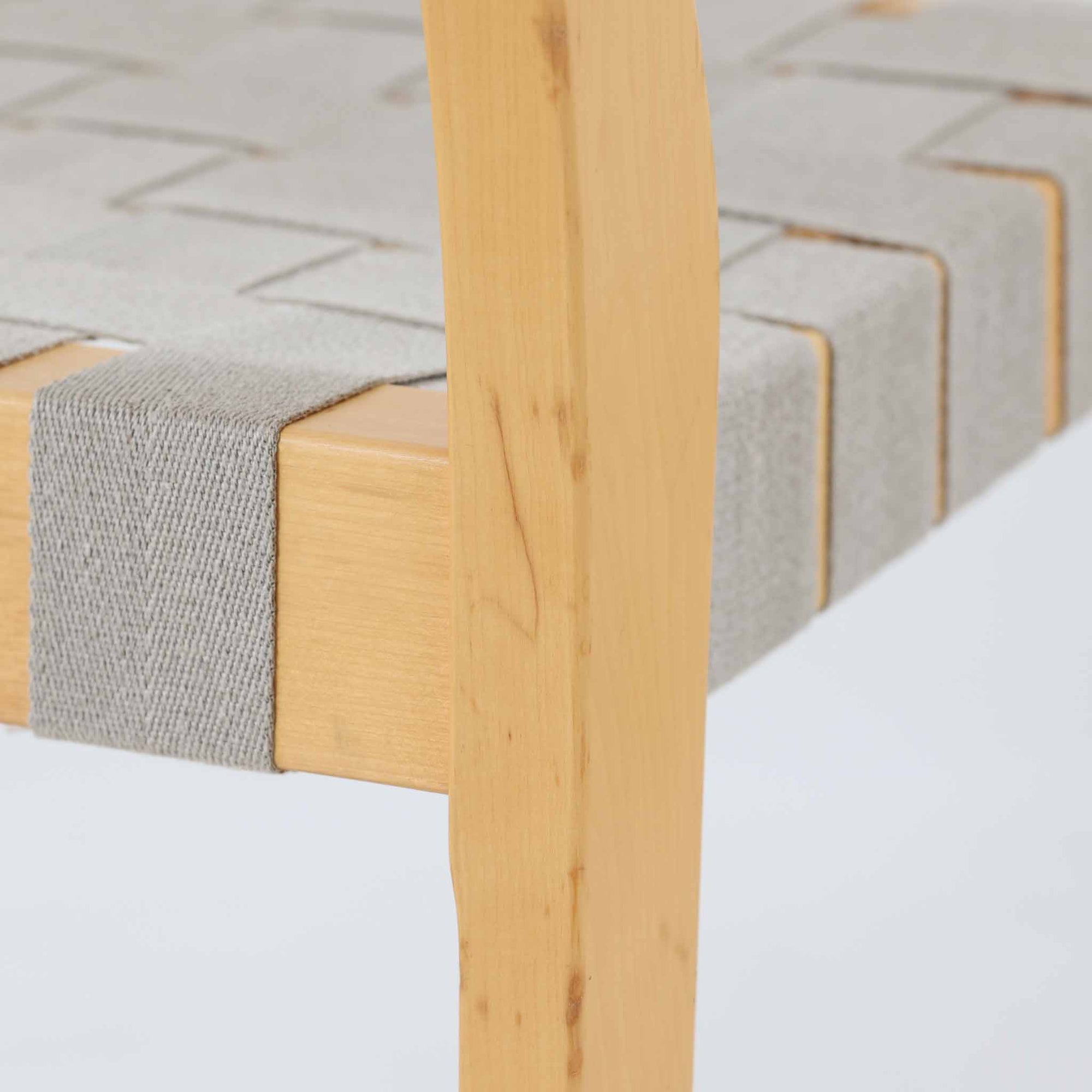 フィンランドを代表する建築家Alvar Aaltoがデザインし、Artek社から発表されたNo.611ダイニングチェアです。フレームには明るく滑らかな質感が魅力のバーチ材を使用し、座面と背もたれにはリネン製のウェビングテープを格子状に編み込むことで、軽やかな印象と快適な座り心地を実現しています。経年により深みを増したバーチ材の色味が味わい深く、シンプルながらも機能美に満ちた佇まいは北欧デザインの真髄を体現した一脚です。