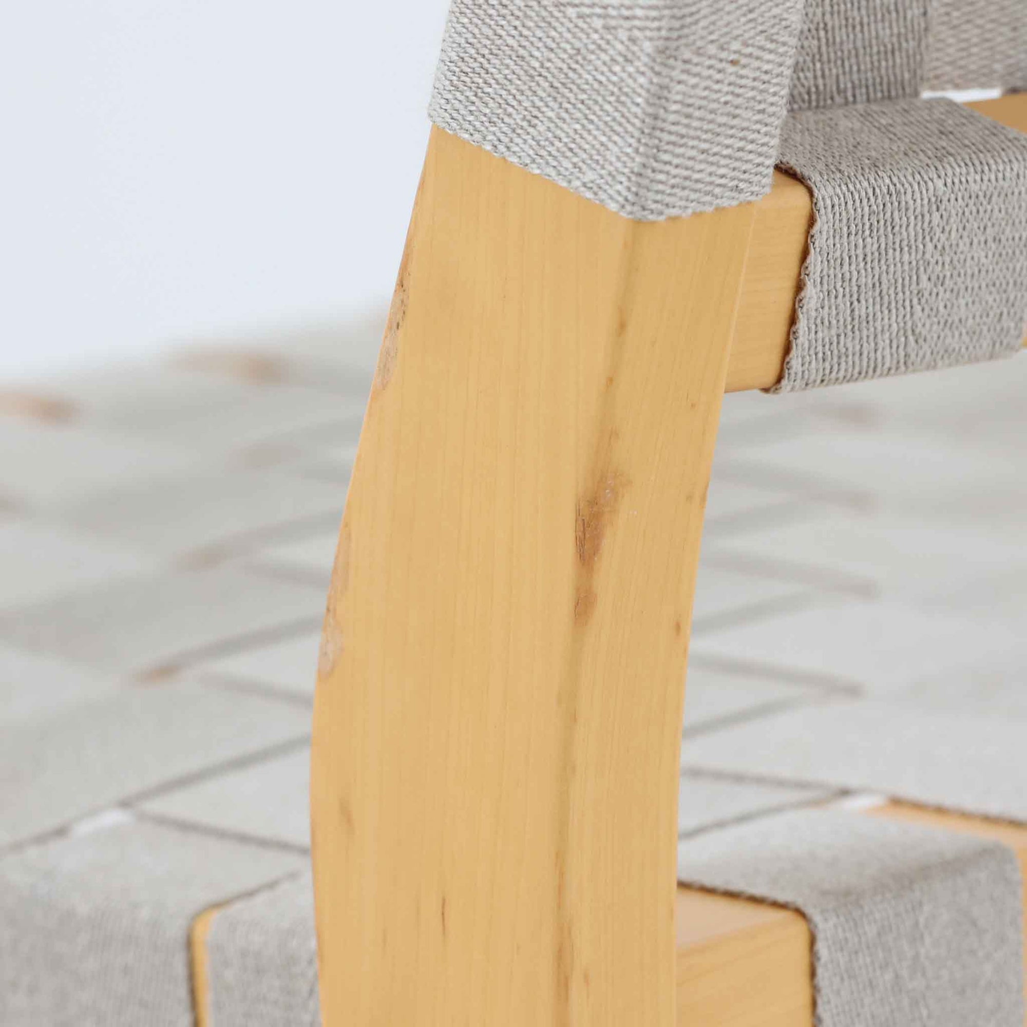 フィンランドを代表する建築家Alvar Aaltoがデザインし、Artek社から発表されたNo.611ダイニングチェアです。フレームには明るく滑らかな質感が魅力のバーチ材を使用し、座面と背もたれにはリネン製のウェビングテープを格子状に編み込むことで、軽やかな印象と快適な座り心地を実現しています。経年により深みを増したバーチ材の色味が味わい深く、シンプルながらも機能美に満ちた佇まいは北欧デザインの真髄を体現した一脚です。