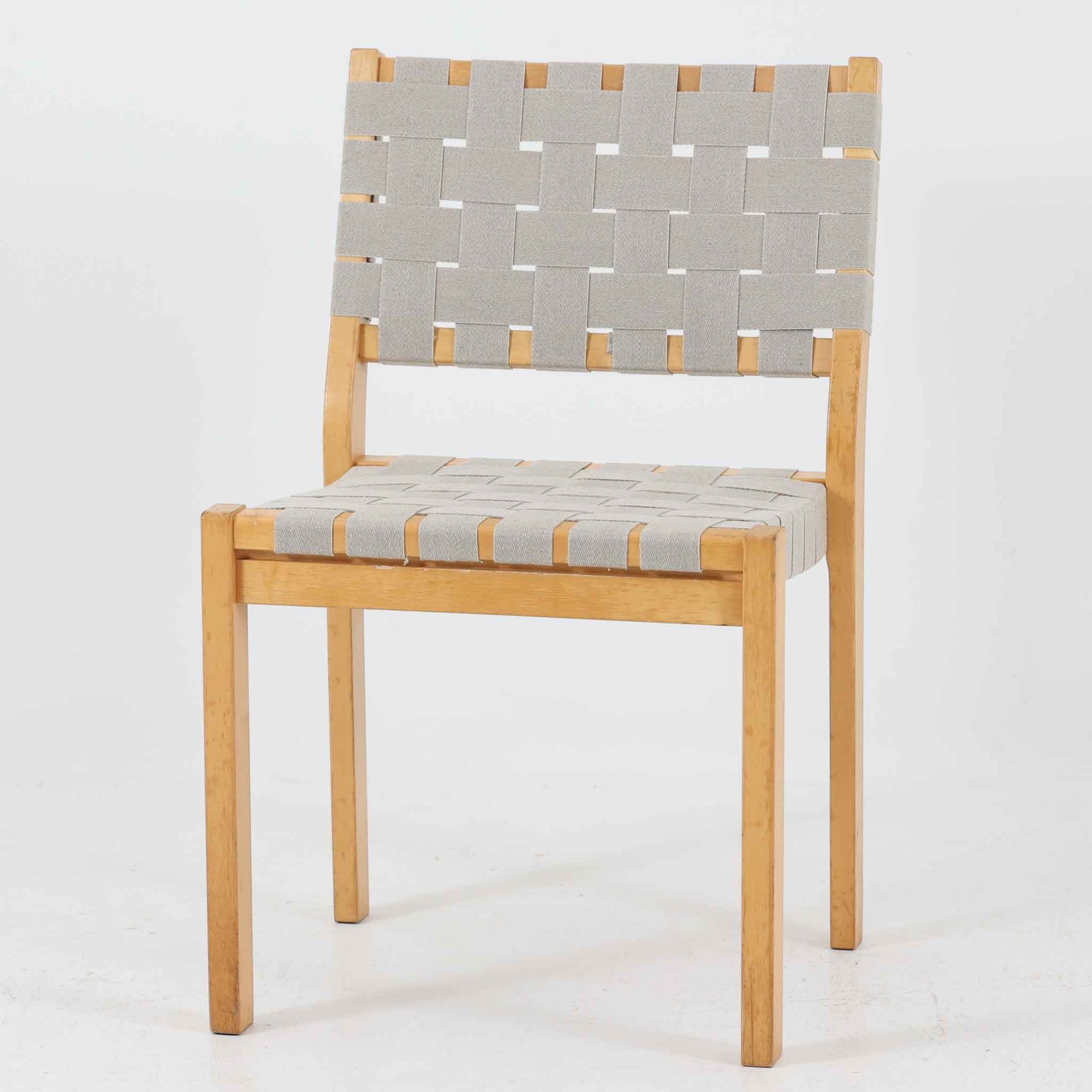 フィンランドを代表する建築家Alvar Aaltoがデザインし、Artek社から発表されたNo.611ダイニングチェアです。フレームには明るく滑らかな質感が魅力のバーチ材を使用し、座面と背もたれにはリネン製のウェビングテープを格子状に編み込むことで、軽やかな印象と快適な座り心地を実現しています。経年により深みを増したバーチ材の色味が味わい深く、シンプルながらも機能美に満ちた佇まいは北欧デザインの真髄を体現した一脚です。