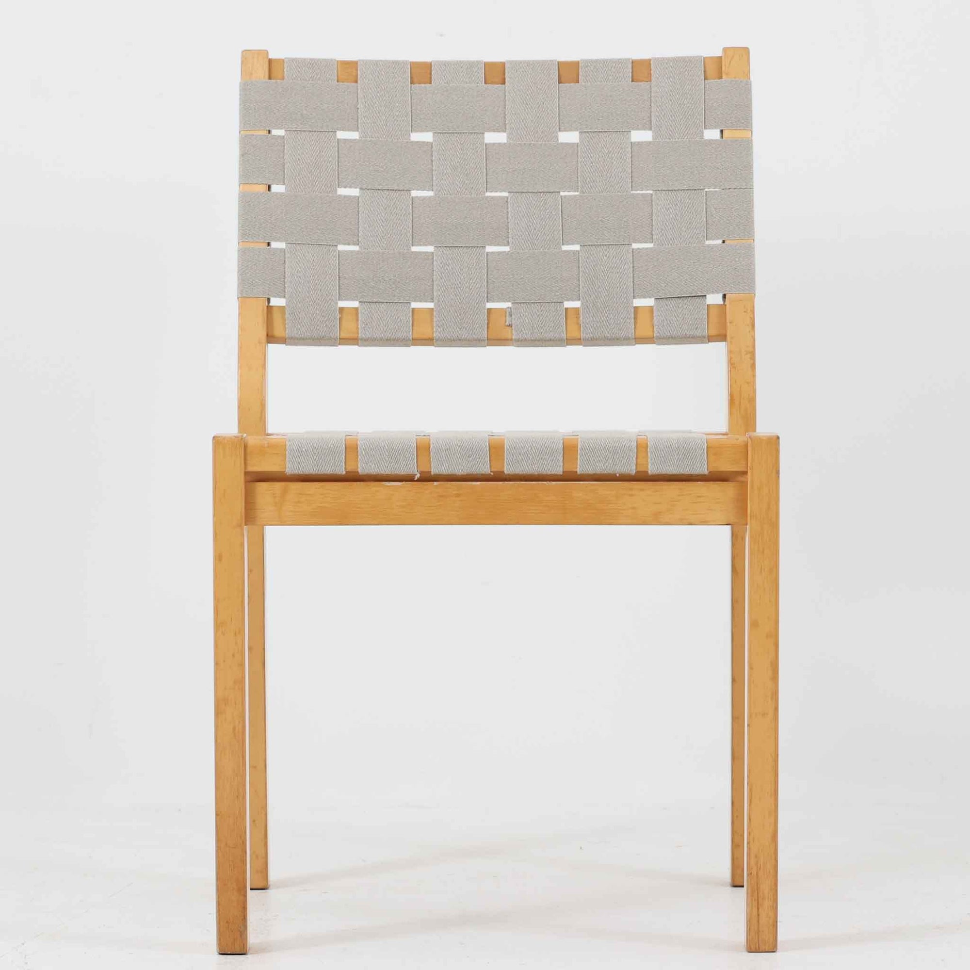 フィンランドを代表する建築家Alvar Aaltoがデザインし、Artek社から発表されたNo.611ダイニングチェアです。フレームには明るく滑らかな質感が魅力のバーチ材を使用し、座面と背もたれにはリネン製のウェビングテープを格子状に編み込むことで、軽やかな印象と快適な座り心地を実現しています。経年により深みを増したバーチ材の色味が味わい深く、シンプルながらも機能美に満ちた佇まいは北欧デザインの真髄を体現した一脚です。