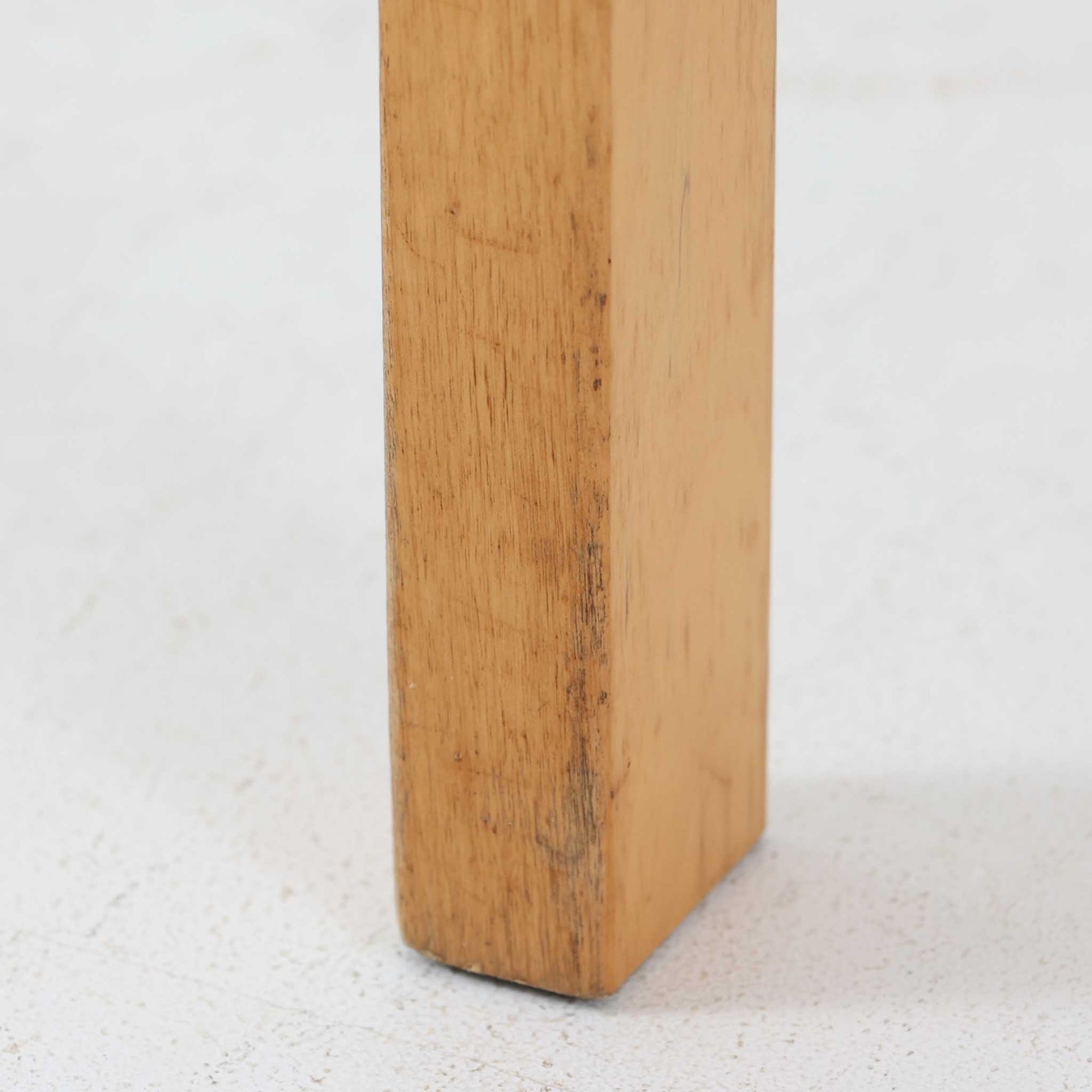 フィンランドを代表する建築家Alvar Aaltoがデザインし、Artek社から発表されたNo.611ダイニングチェアです。フレームには明るく滑らかな質感が魅力のバーチ材を使用し、座面と背もたれにはリネン製のウェビングテープを格子状に編み込むことで、軽やかな印象と快適な座り心地を実現しています。経年により深みを増したバーチ材の色味が味わい深く、シンプルながらも機能美に満ちた佇まいは北欧デザインの真髄を体現した一脚です。