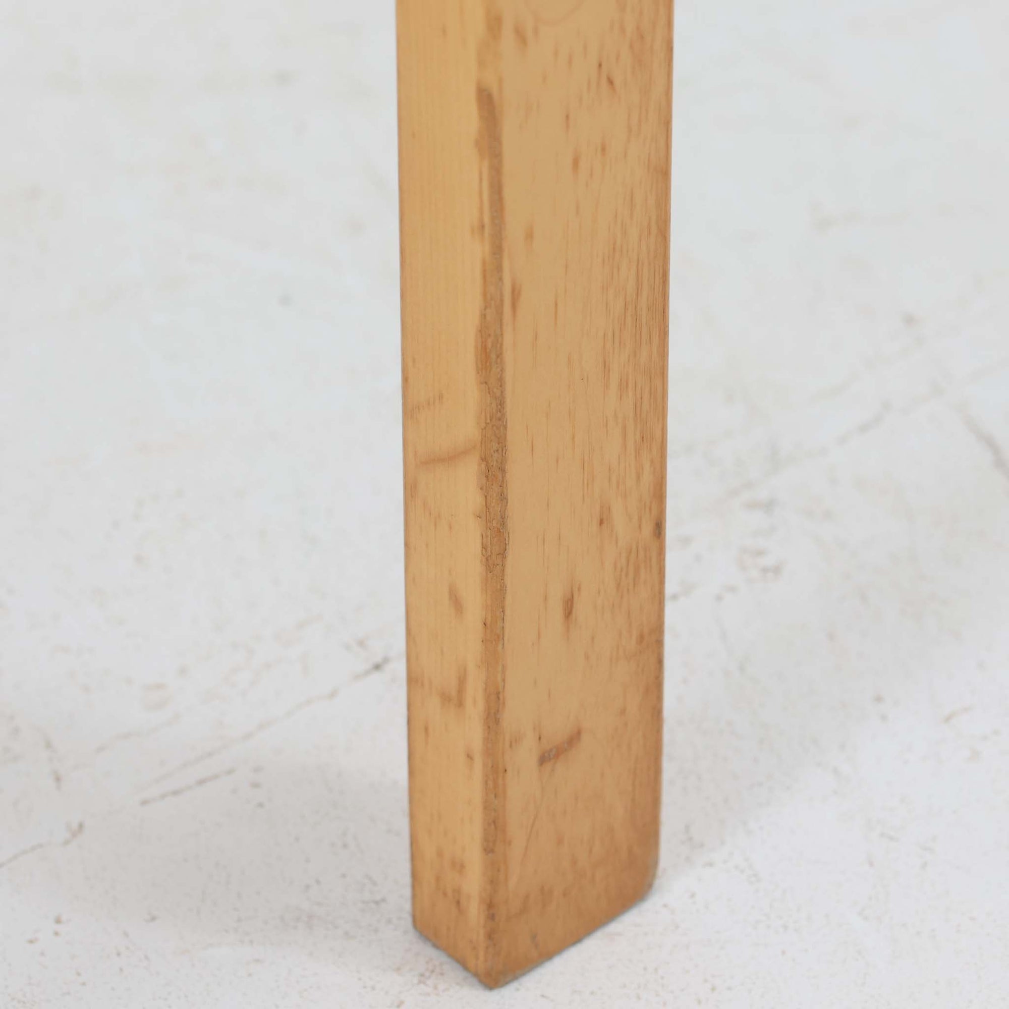 フィンランドを代表する建築家Alvar Aaltoがデザインし、Artek社から発表されたNo.611ダイニングチェアです。フレームには明るく滑らかな質感が魅力のバーチ材を使用し、座面と背もたれにはリネン製のウェビングテープを格子状に編み込むことで、軽やかな印象と快適な座り心地を実現しています。経年により深みを増したバーチ材の色味が味わい深く、シンプルながらも機能美に満ちた佇まいは北欧デザインの真髄を体現した一脚です。