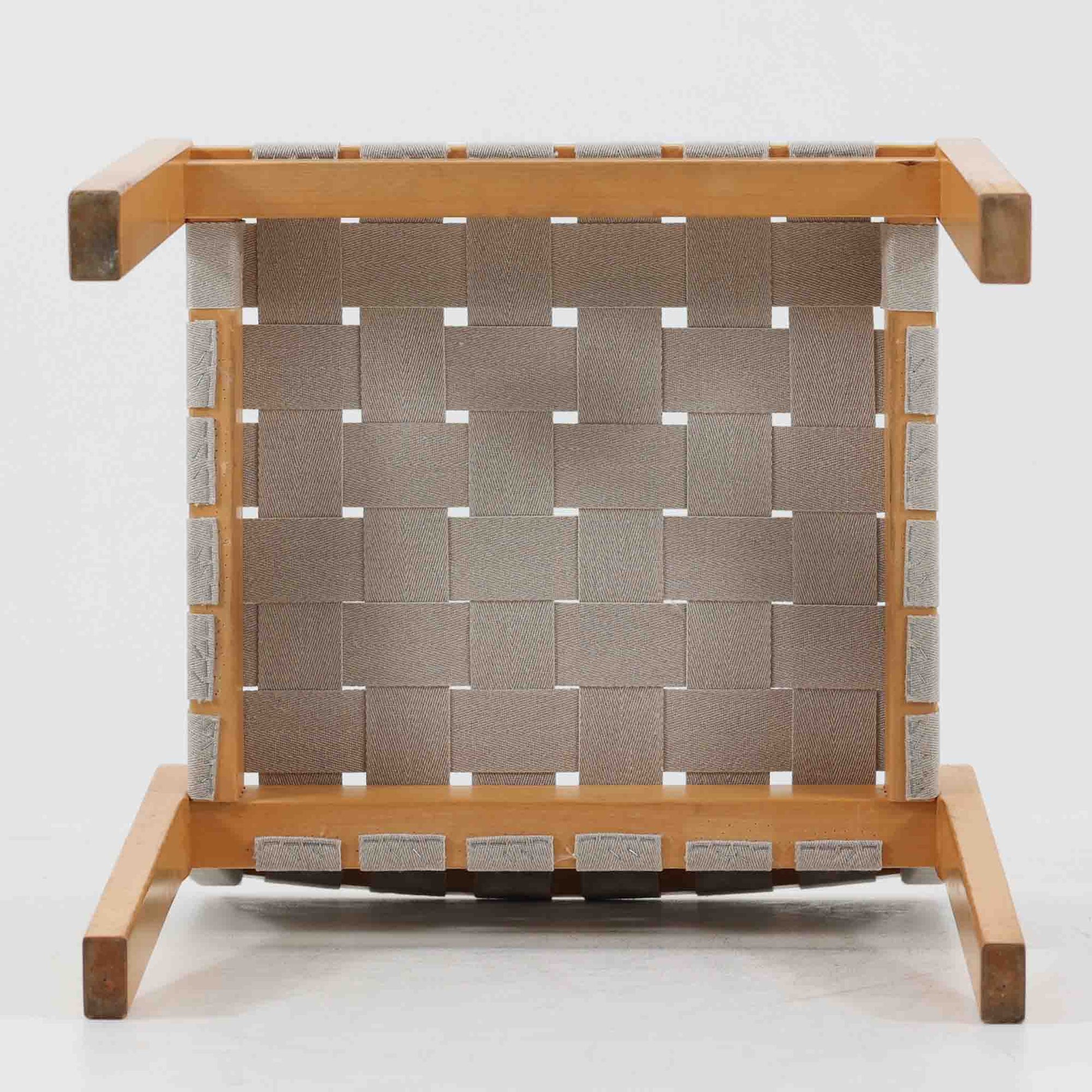 フィンランドを代表する建築家Alvar Aaltoがデザインし、Artek社から発表されたNo.611ダイニングチェアです。フレームには明るく滑らかな質感が魅力のバーチ材を使用し、座面と背もたれにはリネン製のウェビングテープを格子状に編み込むことで、軽やかな印象と快適な座り心地を実現しています。経年により深みを増したバーチ材の色味が味わい深く、シンプルながらも機能美に満ちた佇まいは北欧デザインの真髄を体現した一脚です。