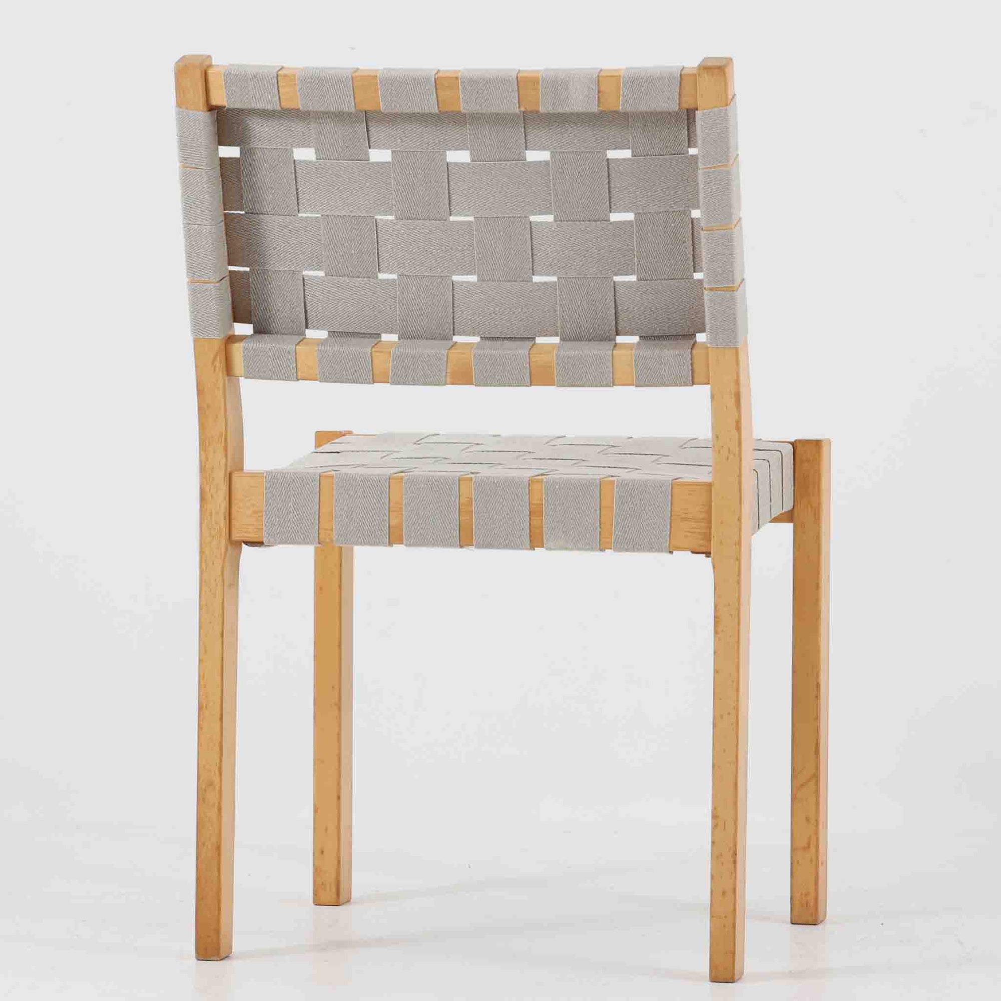 フィンランドを代表する建築家Alvar Aaltoがデザインし、Artek社から発表されたNo.611ダイニングチェアです。フレームには明るく滑らかな質感が魅力のバーチ材を使用し、座面と背もたれにはリネン製のウェビングテープを格子状に編み込むことで、軽やかな印象と快適な座り心地を実現しています。経年により深みを増したバーチ材の色味が味わい深く、シンプルながらも機能美に満ちた佇まいは北欧デザインの真髄を体現した一脚です。