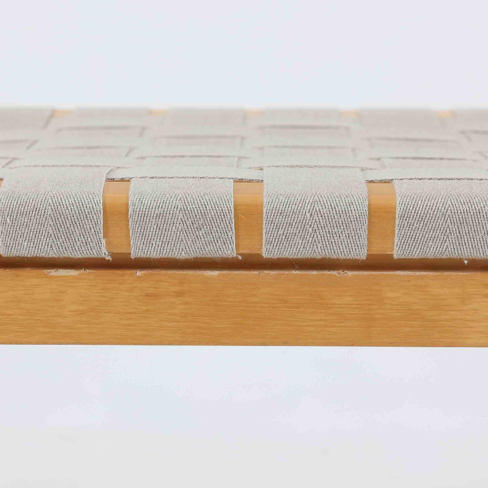 フィンランドを代表する建築家Alvar Aaltoがデザインし、Artek社から発表されたNo.611ダイニングチェアです。フレームには明るく滑らかな質感が魅力のバーチ材を使用し、座面と背もたれにはリネン製のウェビングテープを格子状に編み込むことで、軽やかな印象と快適な座り心地を実現しています。経年により深みを増したバーチ材の色味が味わい深く、シンプルながらも機能美に満ちた佇まいは北欧デザインの真髄を体現した一脚です。