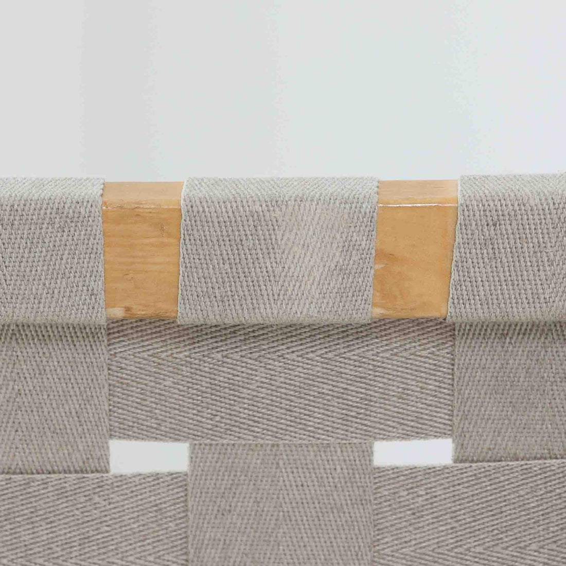 フィンランドを代表する建築家Alvar Aaltoがデザインし、Artek社から発表されたNo.611ダイニングチェアです。フレームには明るく滑らかな質感が魅力のバーチ材を使用し、座面と背もたれにはリネン製のウェビングテープを格子状に編み込むことで、軽やかな印象と快適な座り心地を実現しています。経年により深みを増したバーチ材の色味が味わい深く、シンプルながらも機能美に満ちた佇まいは北欧デザインの真髄を体現した一脚です。