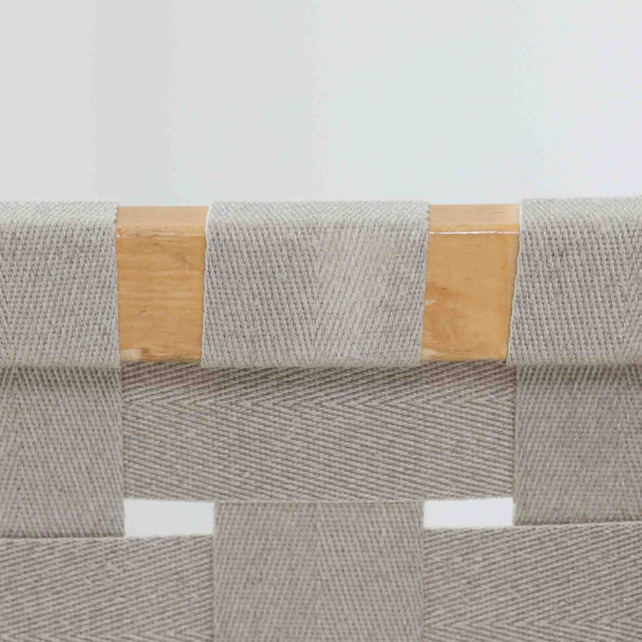 フィンランドを代表する建築家Alvar Aaltoがデザインし、Artek社から発表されたNo.611ダイニングチェアです。フレームには明るく滑らかな質感が魅力のバーチ材を使用し、座面と背もたれにはリネン製のウェビングテープを格子状に編み込むことで、軽やかな印象と快適な座り心地を実現しています。経年により深みを増したバーチ材の色味が味わい深く、シンプルながらも機能美に満ちた佇まいは北欧デザインの真髄を体現した一脚です。