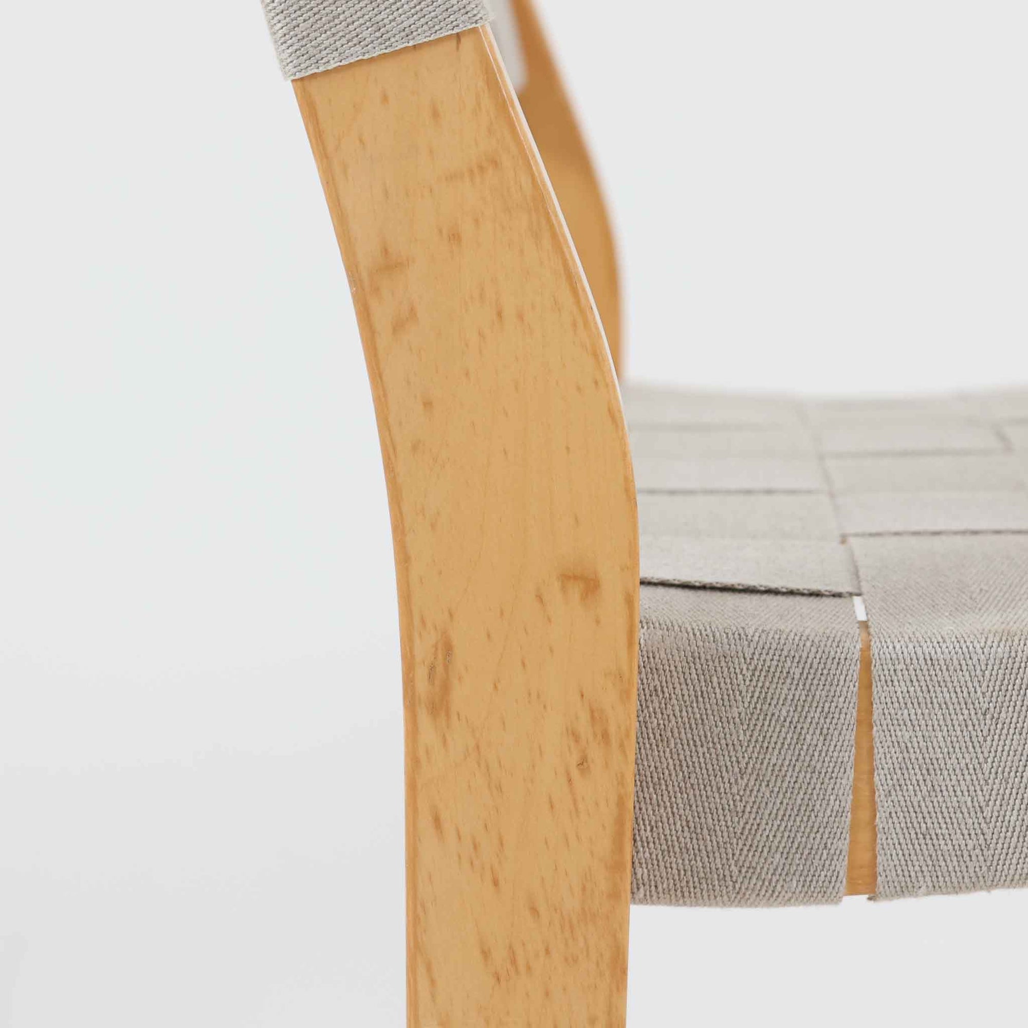 フィンランドを代表する建築家Alvar Aaltoがデザインし、Artek社から発表されたNo.611ダイニングチェアです。フレームには明るく滑らかな質感が魅力のバーチ材を使用し、座面と背もたれにはリネン製のウェビングテープを格子状に編み込むことで、軽やかな印象と快適な座り心地を実現しています。経年により深みを増したバーチ材の色味が味わい深く、シンプルながらも機能美に満ちた佇まいは北欧デザインの真髄を体現した一脚です。