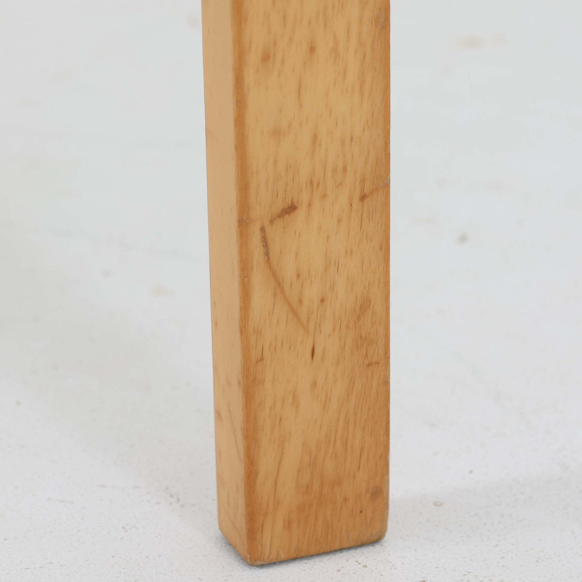 フィンランドを代表する建築家Alvar Aaltoがデザインし、Artek社から発表されたNo.611ダイニングチェアです。フレームには明るく滑らかな質感が魅力のバーチ材を使用し、座面と背もたれにはリネン製のウェビングテープを格子状に編み込むことで、軽やかな印象と快適な座り心地を実現しています。経年により深みを増したバーチ材の色味が味わい深く、シンプルながらも機能美に満ちた佇まいは北欧デザインの真髄を体現した一脚です。