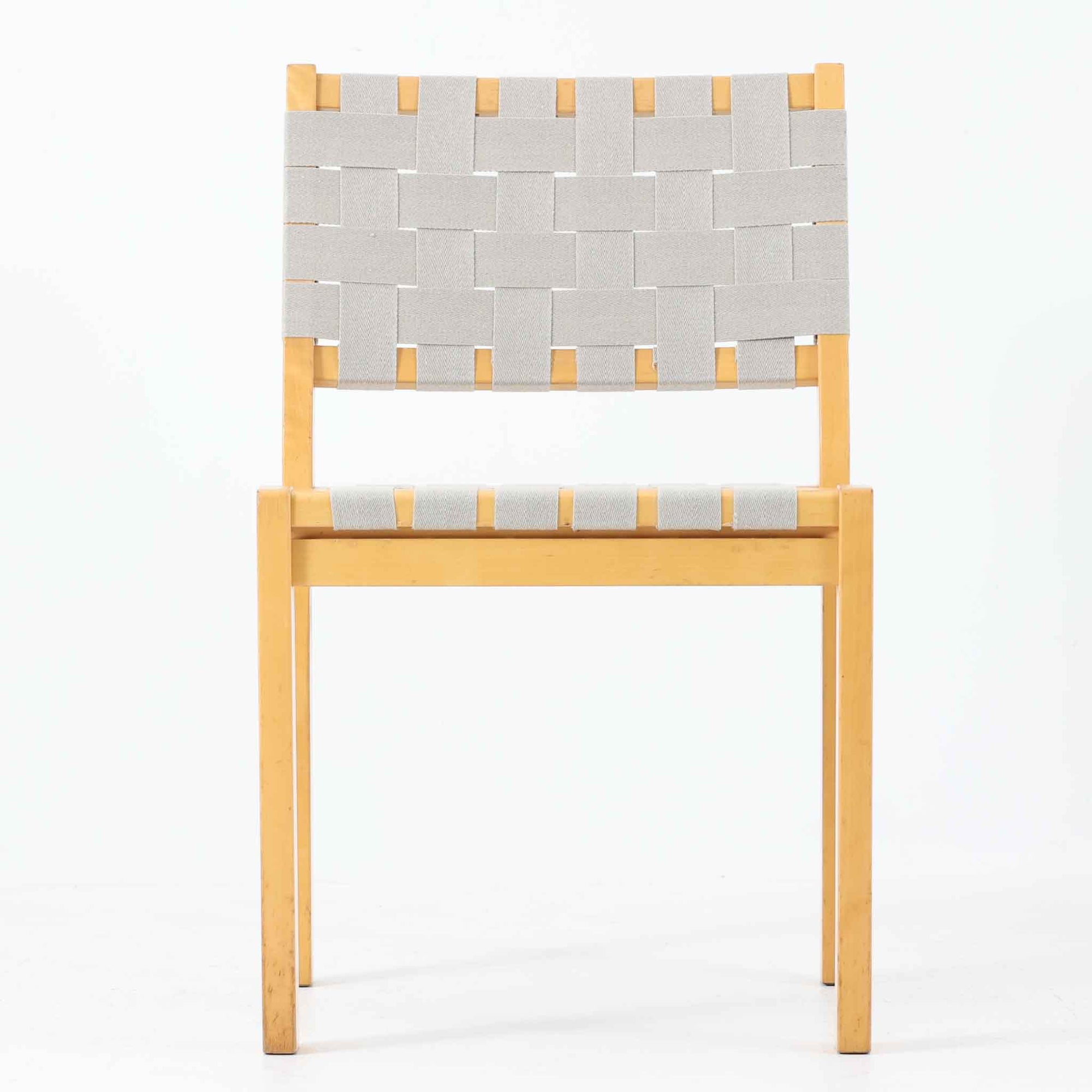 フィンランドを代表する建築家Alvar Aaltoがデザインし、Artek社から発表されたNo.611ダイニングチェアです。フレームには明るく滑らかな質感が魅力のバーチ材を使用し、座面と背もたれにはリネン製のウェビングテープを格子状に編み込むことで、軽やかな印象と快適な座り心地を実現しています。経年により深みを増したバーチ材の色味が味わい深く、シンプルながらも機能美に満ちた佇まいは北欧デザインの真髄を体現した一脚です。