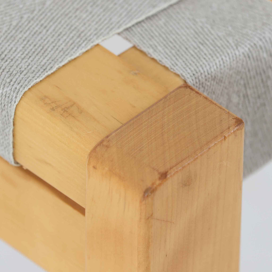 フィンランドを代表する建築家Alvar Aaltoがデザインし、Artek社から発表されたNo.611ダイニングチェアです。フレームには明るく滑らかな質感が魅力のバーチ材を使用し、座面と背もたれにはリネン製のウェビングテープを格子状に編み込むことで、軽やかな印象と快適な座り心地を実現しています。経年により深みを増したバーチ材の色味が味わい深く、シンプルながらも機能美に満ちた佇まいは北欧デザインの真髄を体現した一脚です。