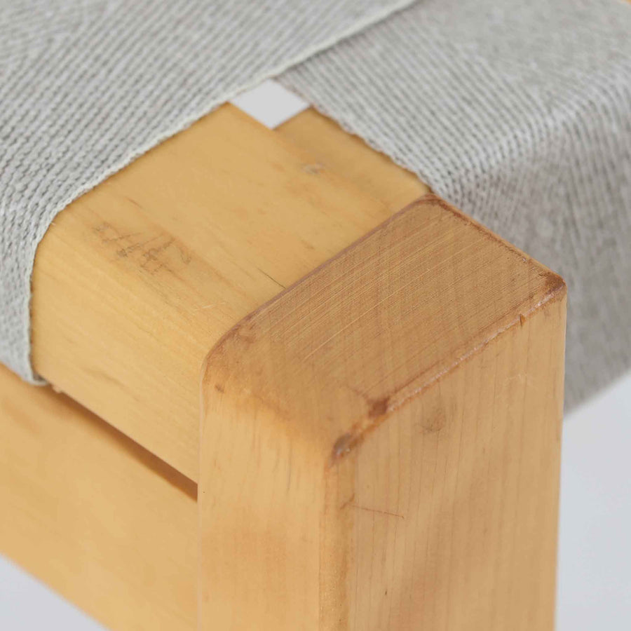 フィンランドを代表する建築家Alvar Aaltoがデザインし、Artek社から発表されたNo.611ダイニングチェアです。フレームには明るく滑らかな質感が魅力のバーチ材を使用し、座面と背もたれにはリネン製のウェビングテープを格子状に編み込むことで、軽やかな印象と快適な座り心地を実現しています。経年により深みを増したバーチ材の色味が味わい深く、シンプルながらも機能美に満ちた佇まいは北欧デザインの真髄を体現した一脚です。