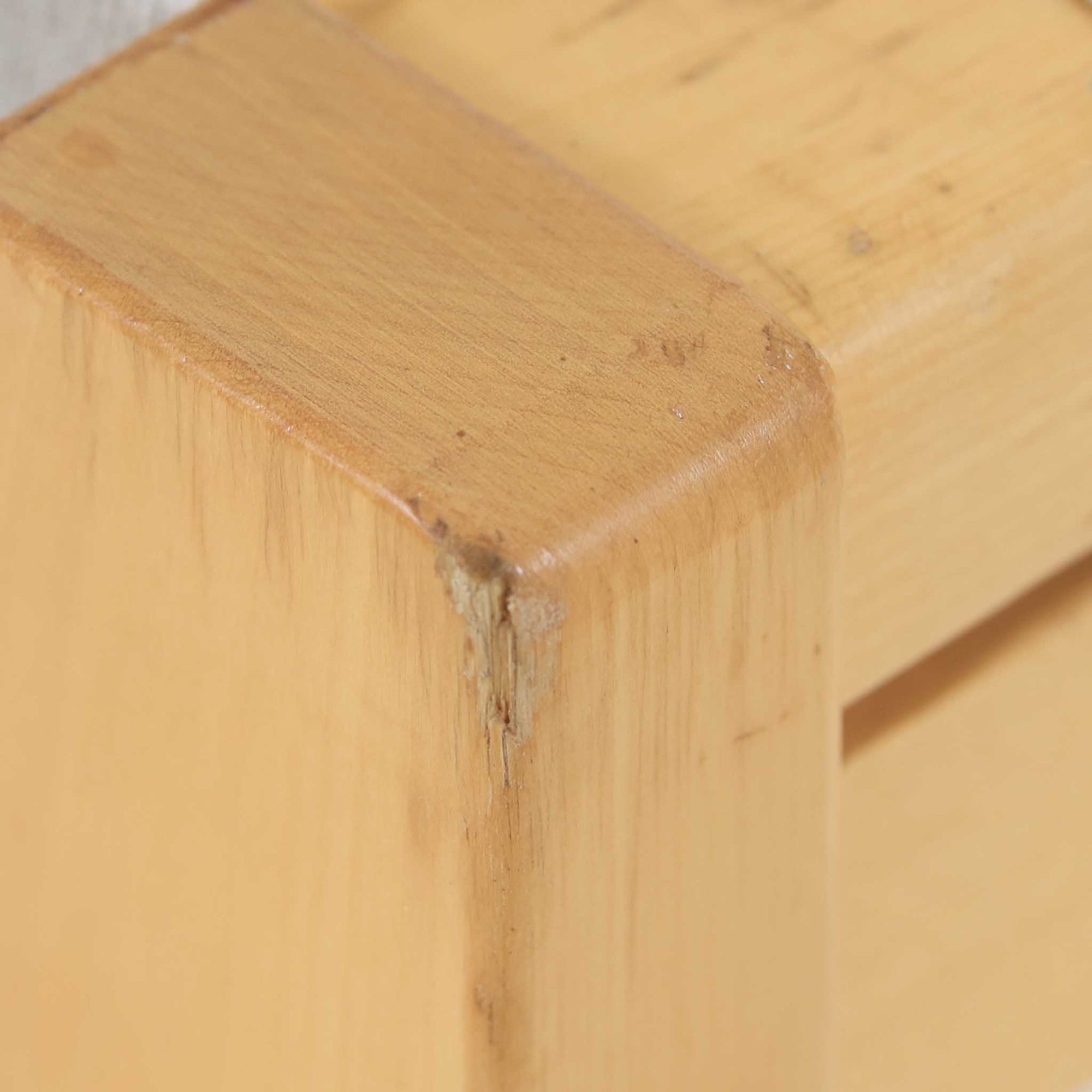 フィンランドを代表する建築家Alvar Aaltoがデザインし、Artek社から発表されたNo.611ダイニングチェアです。フレームには明るく滑らかな質感が魅力のバーチ材を使用し、座面と背もたれにはリネン製のウェビングテープを格子状に編み込むことで、軽やかな印象と快適な座り心地を実現しています。経年により深みを増したバーチ材の色味が味わい深く、シンプルながらも機能美に満ちた佇まいは北欧デザインの真髄を体現した一脚です。