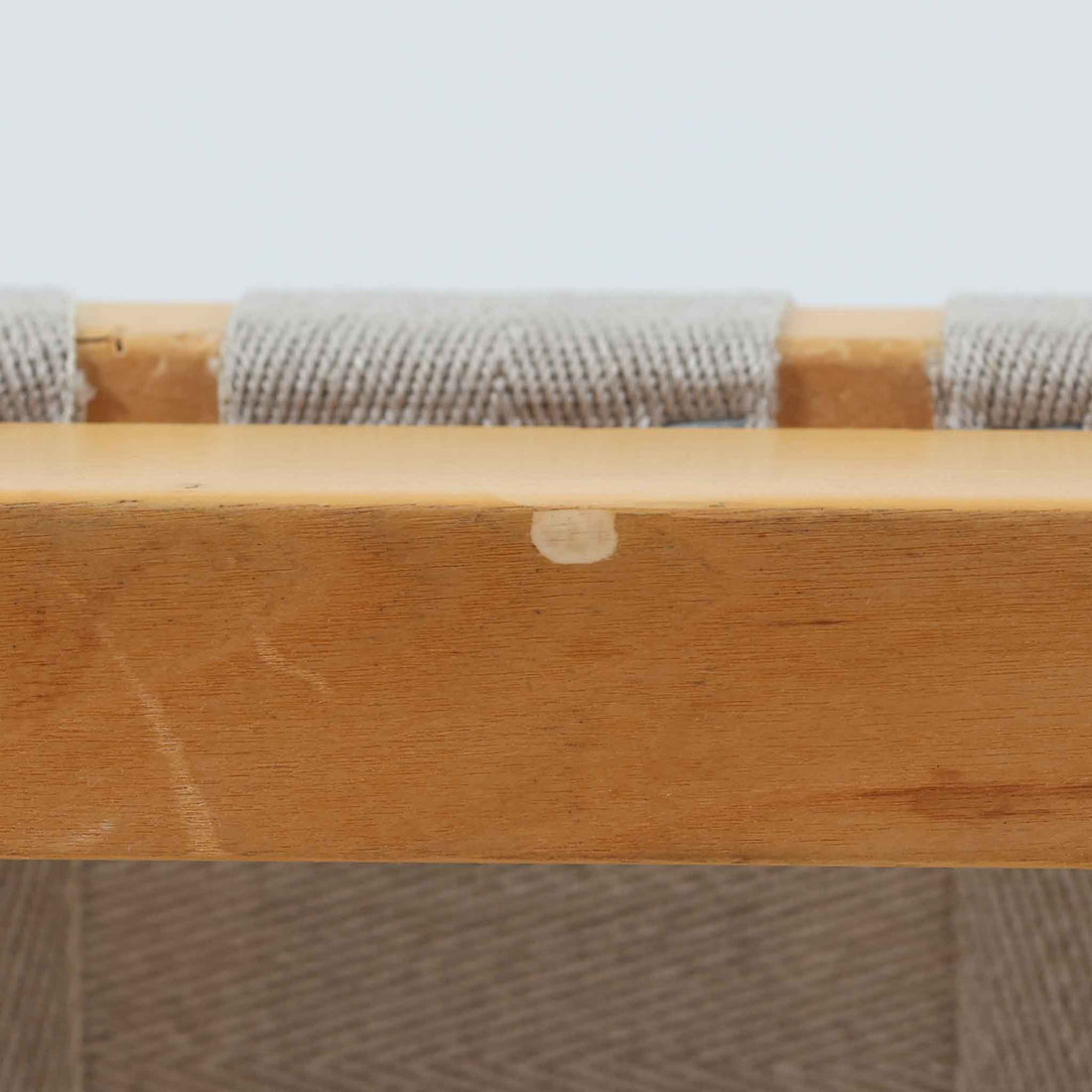 フィンランドを代表する建築家Alvar Aaltoがデザインし、Artek社から発表されたNo.611ダイニングチェアです。フレームには明るく滑らかな質感が魅力のバーチ材を使用し、座面と背もたれにはリネン製のウェビングテープを格子状に編み込むことで、軽やかな印象と快適な座り心地を実現しています。経年により深みを増したバーチ材の色味が味わい深く、シンプルながらも機能美に満ちた佇まいは北欧デザインの真髄を体現した一脚です。