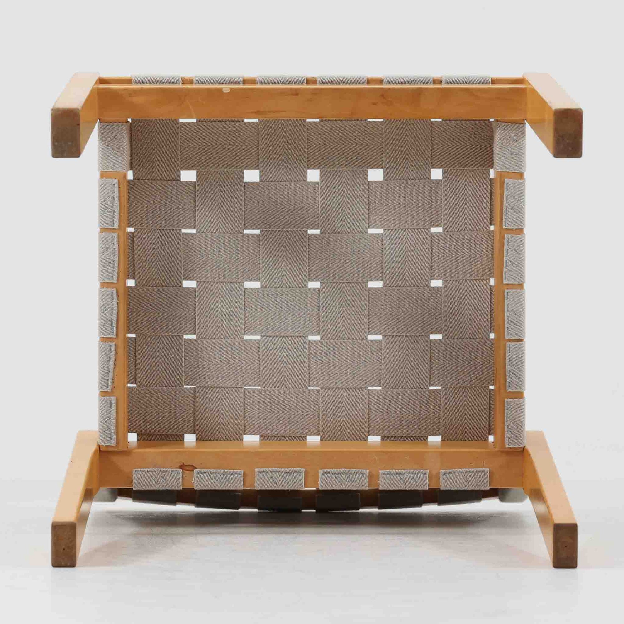 フィンランドを代表する建築家Alvar Aaltoがデザインし、Artek社から発表されたNo.611ダイニングチェアです。フレームには明るく滑らかな質感が魅力のバーチ材を使用し、座面と背もたれにはリネン製のウェビングテープを格子状に編み込むことで、軽やかな印象と快適な座り心地を実現しています。経年により深みを増したバーチ材の色味が味わい深く、シンプルながらも機能美に満ちた佇まいは北欧デザインの真髄を体現した一脚です。