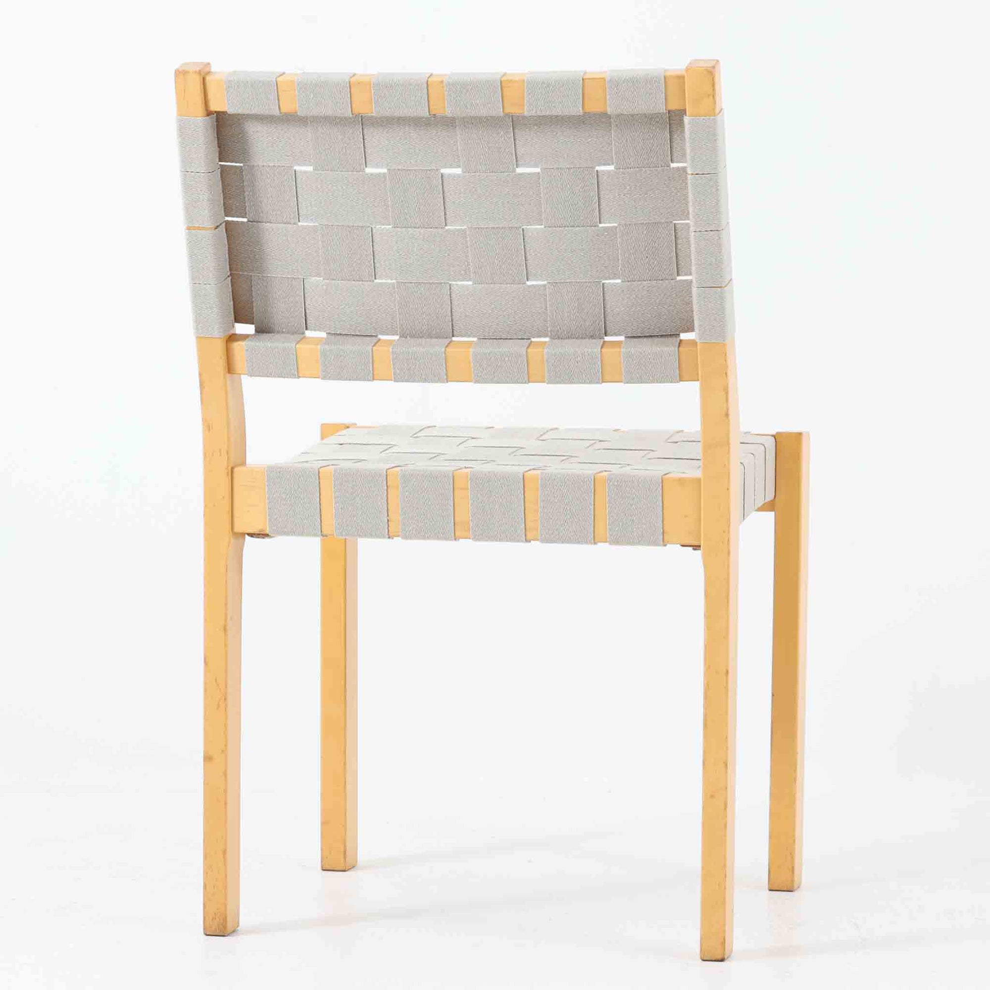 フィンランドを代表する建築家Alvar Aaltoがデザインし、Artek社から発表されたNo.611ダイニングチェアです。フレームには明るく滑らかな質感が魅力のバーチ材を使用し、座面と背もたれにはリネン製のウェビングテープを格子状に編み込むことで、軽やかな印象と快適な座り心地を実現しています。経年により深みを増したバーチ材の色味が味わい深く、シンプルながらも機能美に満ちた佇まいは北欧デザインの真髄を体現した一脚です。