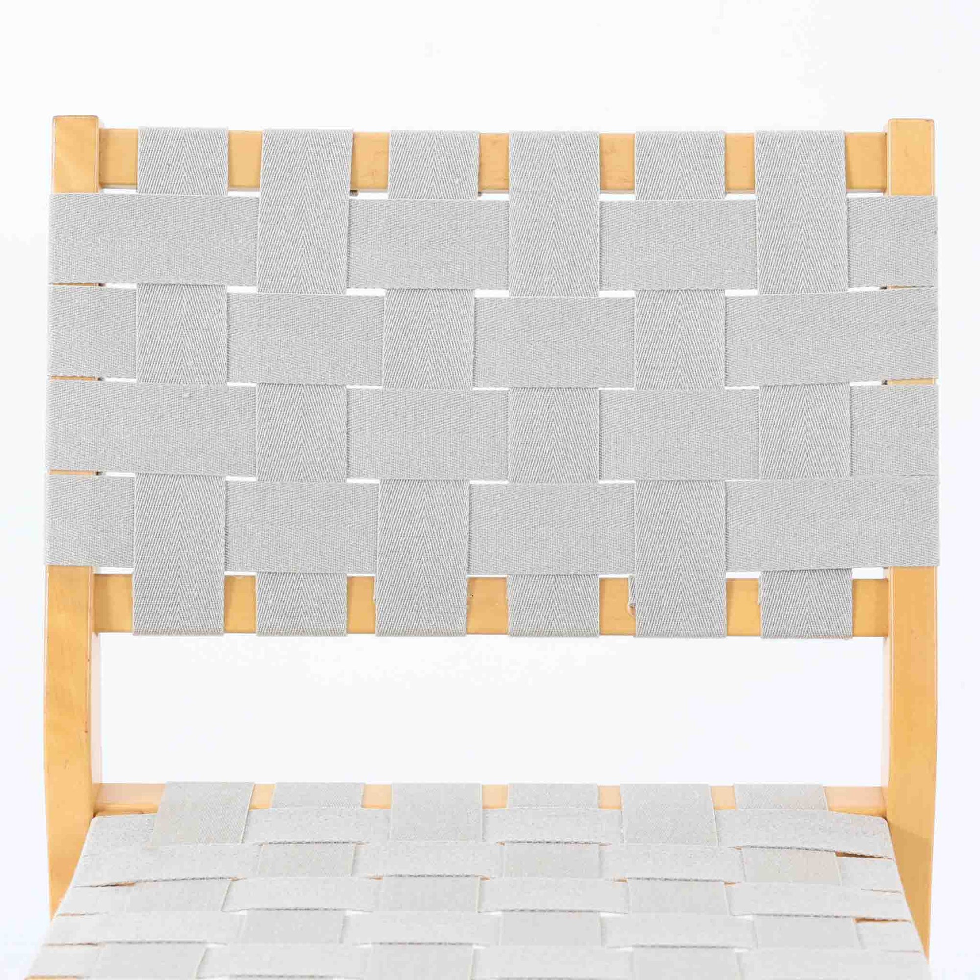 フィンランドを代表する建築家Alvar Aaltoがデザインし、Artek社から発表されたNo.611ダイニングチェアです。フレームには明るく滑らかな質感が魅力のバーチ材を使用し、座面と背もたれにはリネン製のウェビングテープを格子状に編み込むことで、軽やかな印象と快適な座り心地を実現しています。経年により深みを増したバーチ材の色味が味わい深く、シンプルながらも機能美に満ちた佇まいは北欧デザインの真髄を体現した一脚です。