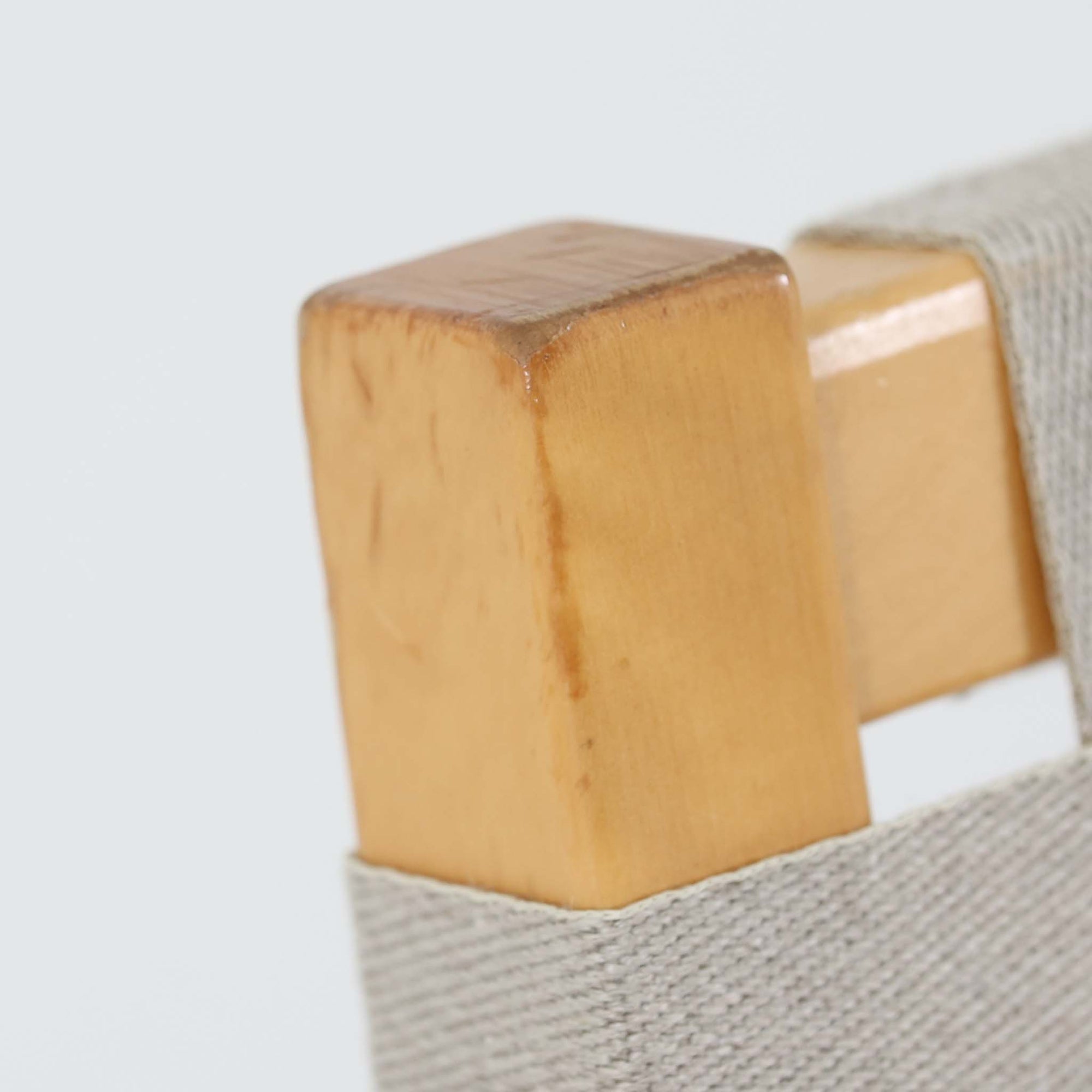 フィンランドを代表する建築家Alvar Aaltoがデザインし、Artek社から発表されたNo.611ダイニングチェアです。フレームには明るく滑らかな質感が魅力のバーチ材を使用し、座面と背もたれにはリネン製のウェビングテープを格子状に編み込むことで、軽やかな印象と快適な座り心地を実現しています。経年により深みを増したバーチ材の色味が味わい深く、シンプルながらも機能美に満ちた佇まいは北欧デザインの真髄を体現した一脚です。