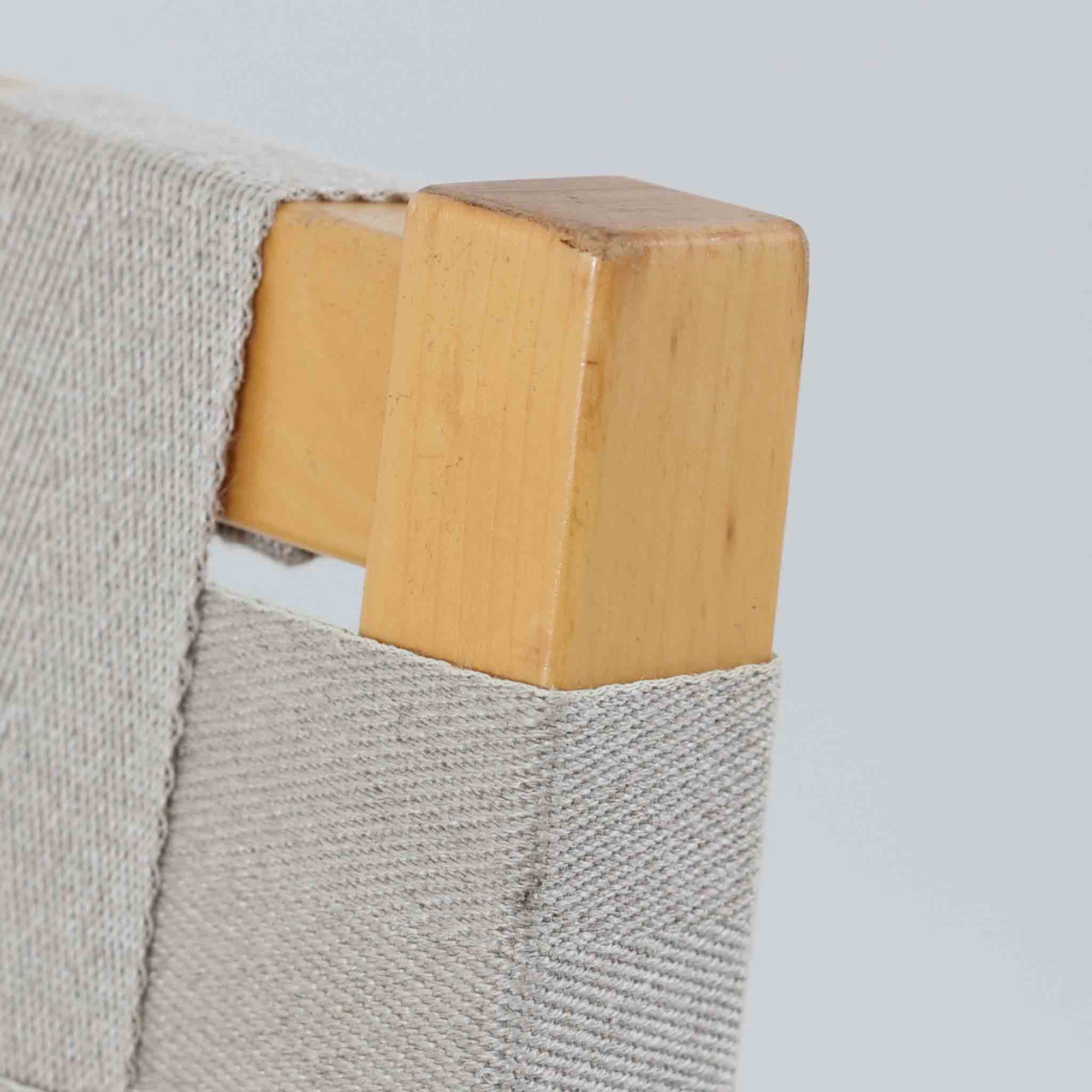 フィンランドを代表する建築家Alvar Aaltoがデザインし、Artek社から発表されたNo.611ダイニングチェアです。フレームには明るく滑らかな質感が魅力のバーチ材を使用し、座面と背もたれにはリネン製のウェビングテープを格子状に編み込むことで、軽やかな印象と快適な座り心地を実現しています。経年により深みを増したバーチ材の色味が味わい深く、シンプルながらも機能美に満ちた佇まいは北欧デザインの真髄を体現した一脚です。