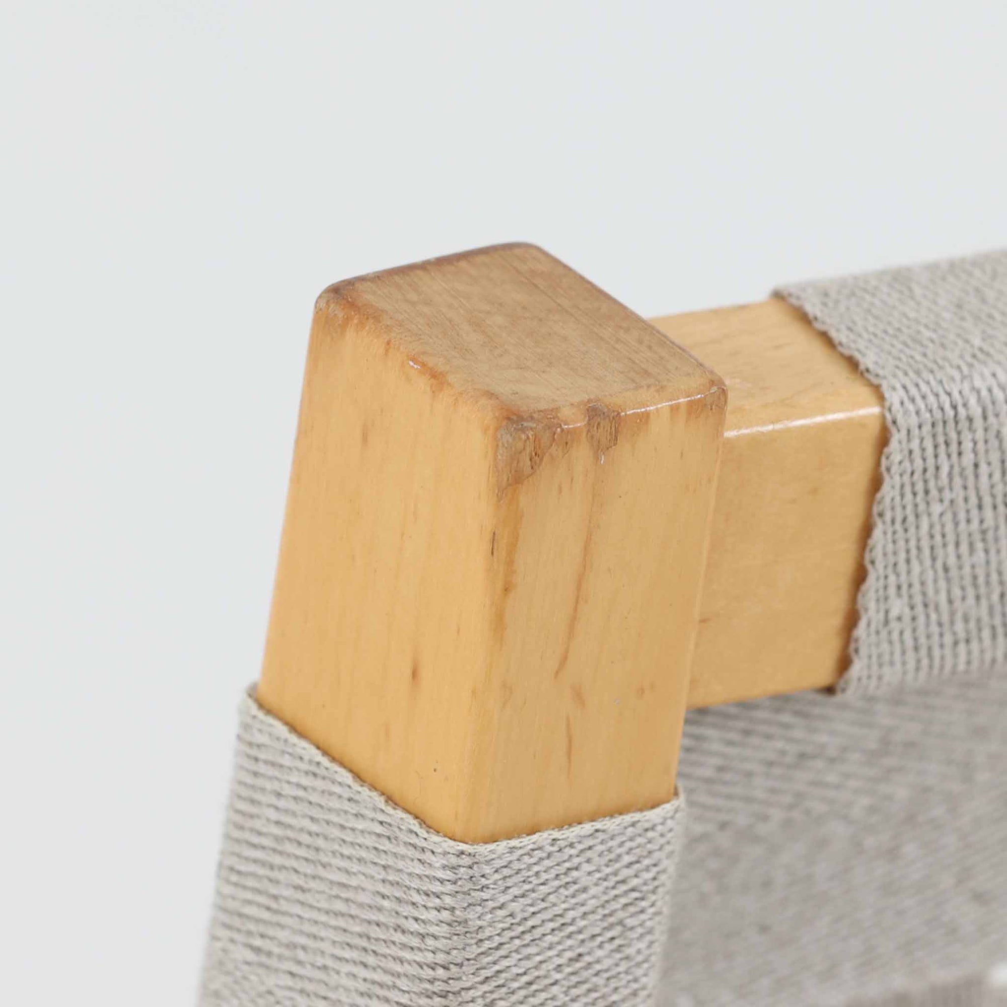 フィンランドを代表する建築家Alvar Aaltoがデザインし、Artek社から発表されたNo.611ダイニングチェアです。フレームには明るく滑らかな質感が魅力のバーチ材を使用し、座面と背もたれにはリネン製のウェビングテープを格子状に編み込むことで、軽やかな印象と快適な座り心地を実現しています。経年により深みを増したバーチ材の色味が味わい深く、シンプルながらも機能美に満ちた佇まいは北欧デザインの真髄を体現した一脚です。