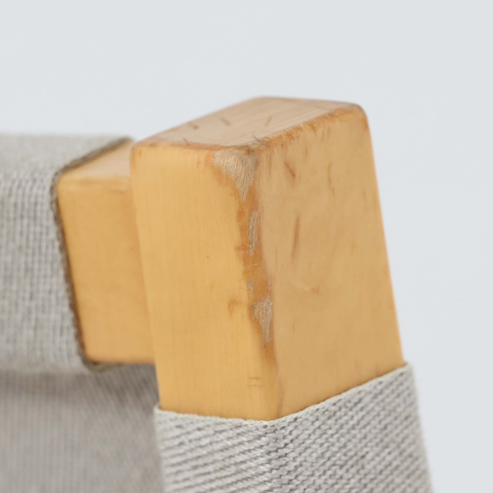 フィンランドを代表する建築家Alvar Aaltoがデザインし、Artek社から発表されたNo.611ダイニングチェアです。フレームには明るく滑らかな質感が魅力のバーチ材を使用し、座面と背もたれにはリネン製のウェビングテープを格子状に編み込むことで、軽やかな印象と快適な座り心地を実現しています。経年により深みを増したバーチ材の色味が味わい深く、シンプルながらも機能美に満ちた佇まいは北欧デザインの真髄を体現した一脚です。