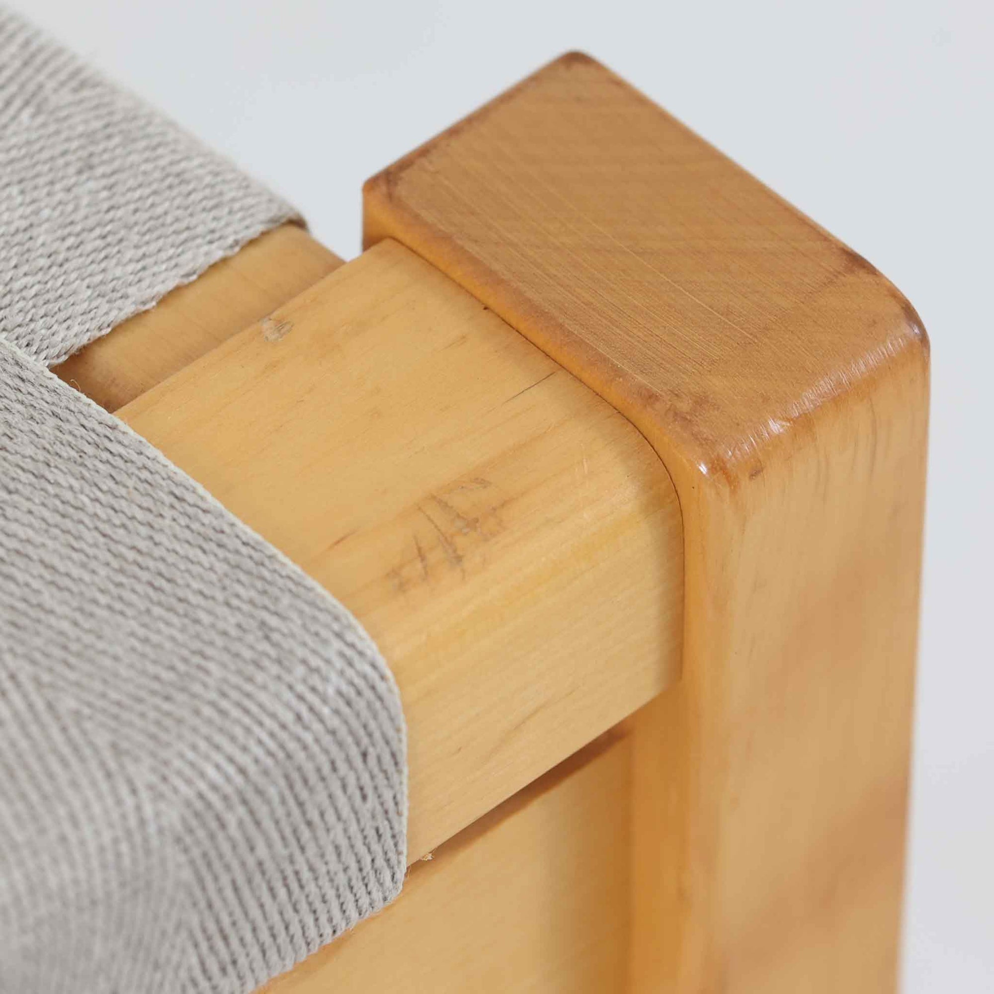 フィンランドを代表する建築家Alvar Aaltoがデザインし、Artek社から発表されたNo.611ダイニングチェアです。フレームには明るく滑らかな質感が魅力のバーチ材を使用し、座面と背もたれにはリネン製のウェビングテープを格子状に編み込むことで、軽やかな印象と快適な座り心地を実現しています。経年により深みを増したバーチ材の色味が味わい深く、シンプルながらも機能美に満ちた佇まいは北欧デザインの真髄を体現した一脚です。