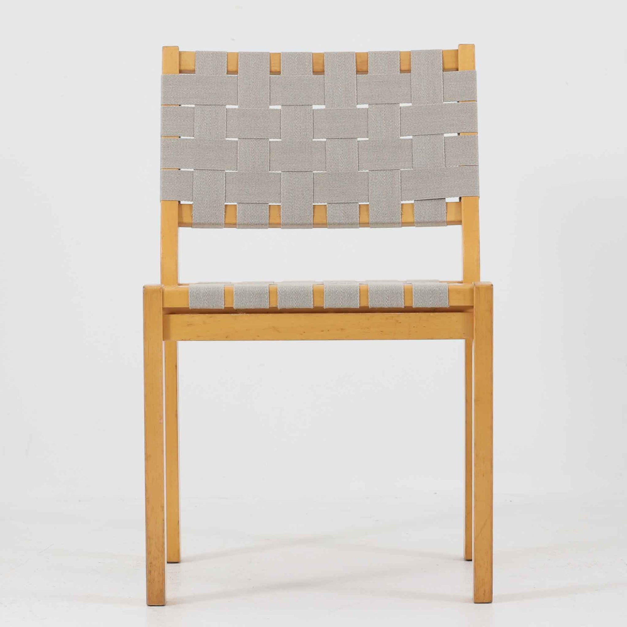 フィンランドを代表する建築家Alvar Aaltoがデザインし、Artek社から発表されたNo.611ダイニングチェアです。フレームには明るく滑らかな質感が魅力のバーチ材を使用し、座面と背もたれにはリネン製のウェビングテープを格子状に編み込むことで、軽やかな印象と快適な座り心地を実現しています。経年により深みを増したバーチ材の色味が味わい深く、シンプルながらも機能美に満ちた佇まいは北欧デザインの真髄を体現した一脚です。