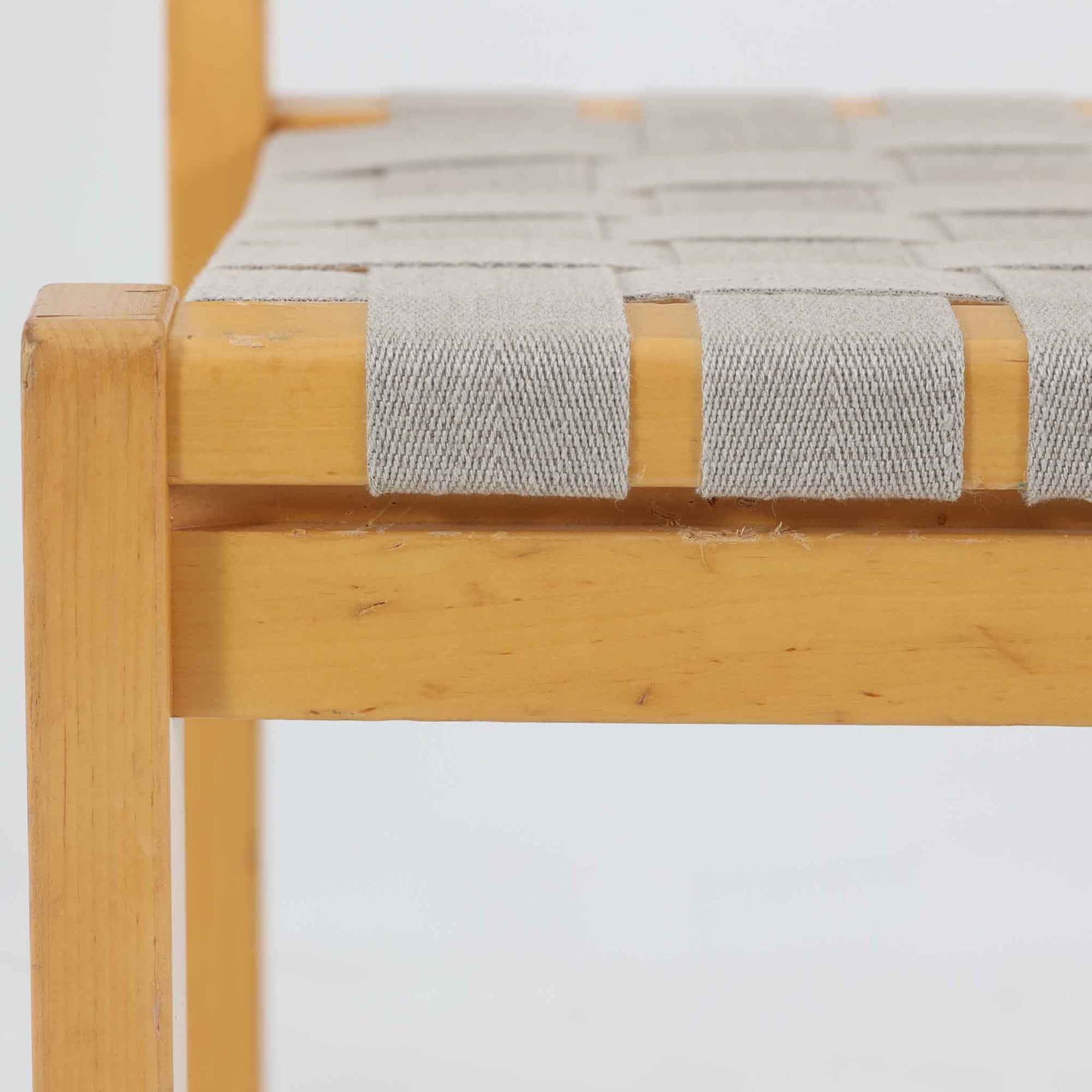 フィンランドを代表する建築家Alvar Aaltoがデザインし、Artek社から発表されたNo.611ダイニングチェアです。フレームには明るく滑らかな質感が魅力のバーチ材を使用し、座面と背もたれにはリネン製のウェビングテープを格子状に編み込むことで、軽やかな印象と快適な座り心地を実現しています。経年により深みを増したバーチ材の色味が味わい深く、シンプルながらも機能美に満ちた佇まいは北欧デザインの真髄を体現した一脚です。