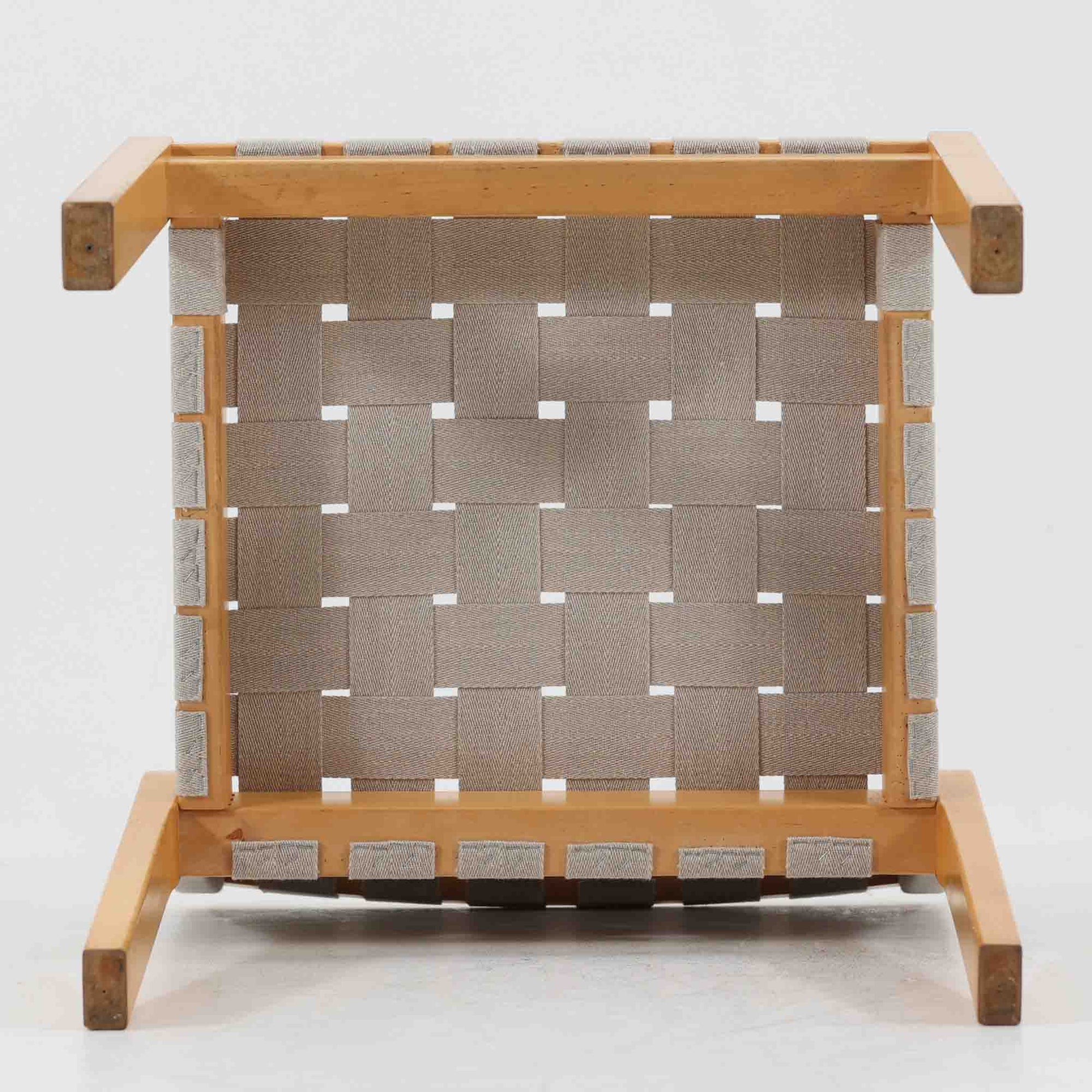 フィンランドを代表する建築家Alvar Aaltoがデザインし、Artek社から発表されたNo.611ダイニングチェアです。フレームには明るく滑らかな質感が魅力のバーチ材を使用し、座面と背もたれにはリネン製のウェビングテープを格子状に編み込むことで、軽やかな印象と快適な座り心地を実現しています。経年により深みを増したバーチ材の色味が味わい深く、シンプルながらも機能美に満ちた佇まいは北欧デザインの真髄を体現した一脚です。