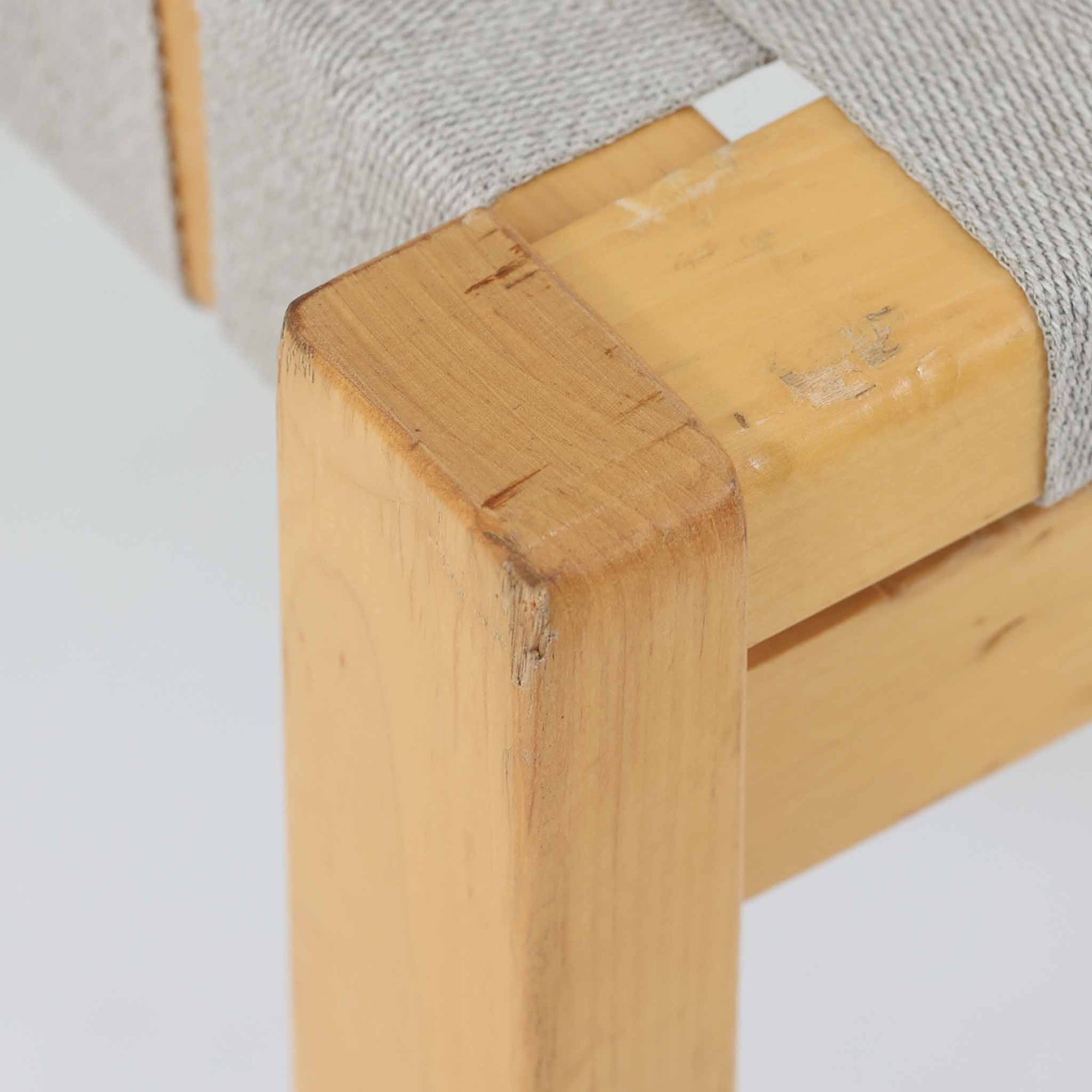 フィンランドを代表する建築家Alvar Aaltoがデザインし、Artek社から発表されたNo.611ダイニングチェアです。フレームには明るく滑らかな質感が魅力のバーチ材を使用し、座面と背もたれにはリネン製のウェビングテープを格子状に編み込むことで、軽やかな印象と快適な座り心地を実現しています。経年により深みを増したバーチ材の色味が味わい深く、シンプルながらも機能美に満ちた佇まいは北欧デザインの真髄を体現した一脚です。