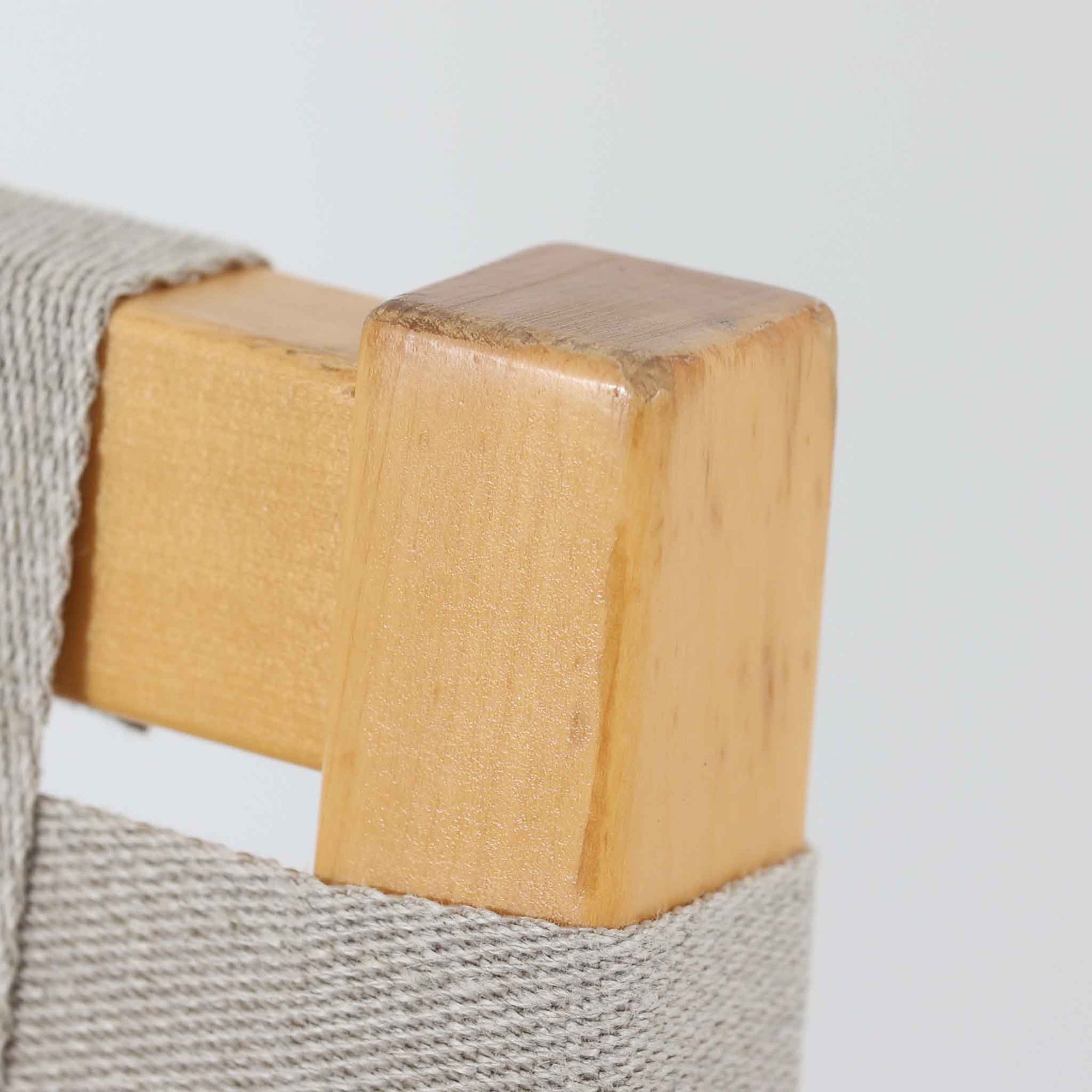 フィンランドを代表する建築家Alvar Aaltoがデザインし、Artek社から発表されたNo.611ダイニングチェアです。フレームには明るく滑らかな質感が魅力のバーチ材を使用し、座面と背もたれにはリネン製のウェビングテープを格子状に編み込むことで、軽やかな印象と快適な座り心地を実現しています。経年により深みを増したバーチ材の色味が味わい深く、シンプルながらも機能美に満ちた佇まいは北欧デザインの真髄を体現した一脚です。