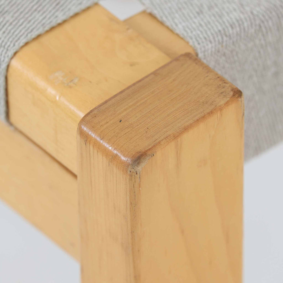 フィンランドを代表する建築家Alvar Aaltoがデザインし、Artek社から発表されたNo.611ダイニングチェアです。フレームには明るく滑らかな質感が魅力のバーチ材を使用し、座面と背もたれにはリネン製のウェビングテープを格子状に編み込むことで、軽やかな印象と快適な座り心地を実現しています。経年により深みを増したバーチ材の色味が味わい深く、シンプルながらも機能美に満ちた佇まいは北欧デザインの真髄を体現した一脚です。