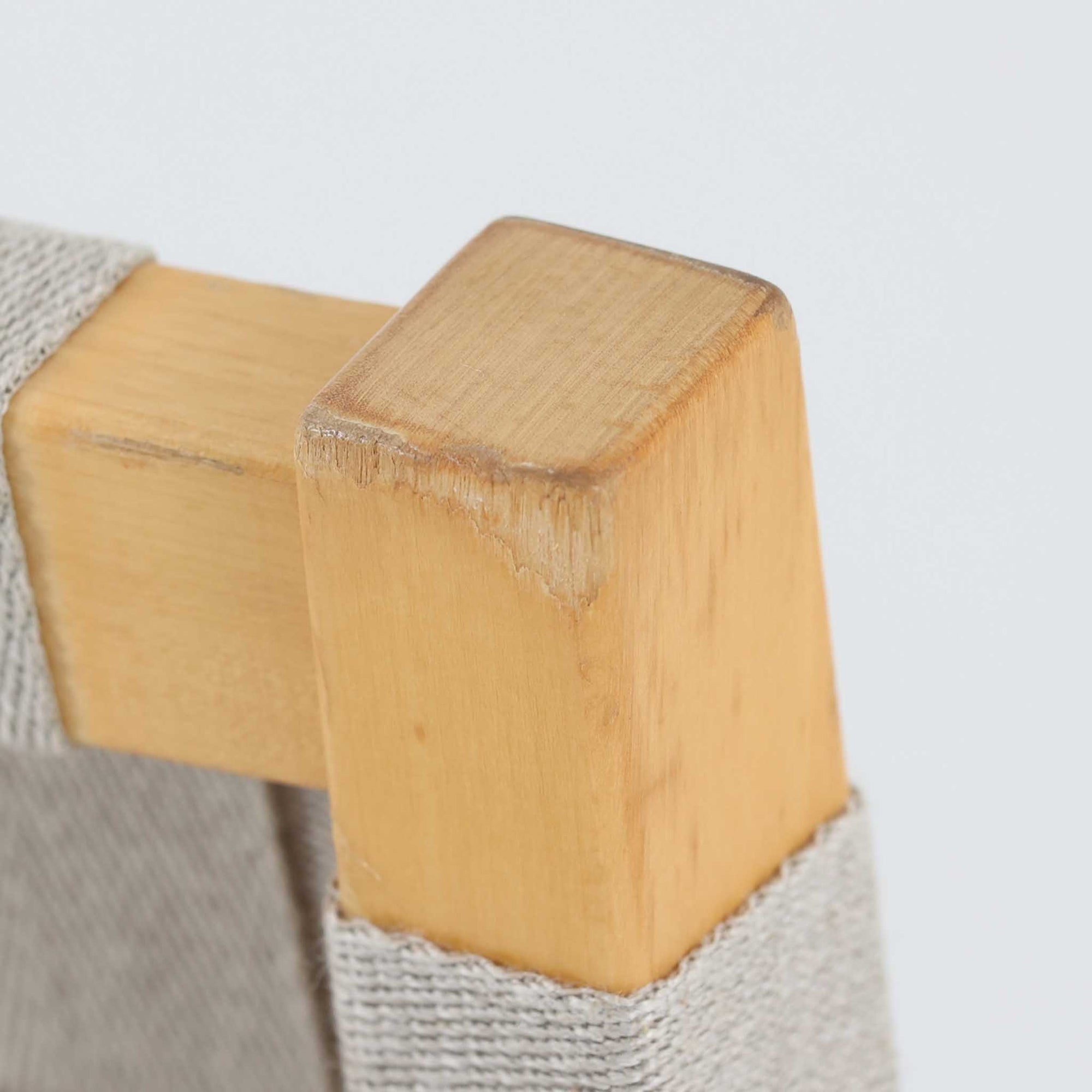 フィンランドを代表する建築家Alvar Aaltoがデザインし、Artek社から発表されたNo.611ダイニングチェアです。フレームには明るく滑らかな質感が魅力のバーチ材を使用し、座面と背もたれにはリネン製のウェビングテープを格子状に編み込むことで、軽やかな印象と快適な座り心地を実現しています。経年により深みを増したバーチ材の色味が味わい深く、シンプルながらも機能美に満ちた佇まいは北欧デザインの真髄を体現した一脚です。