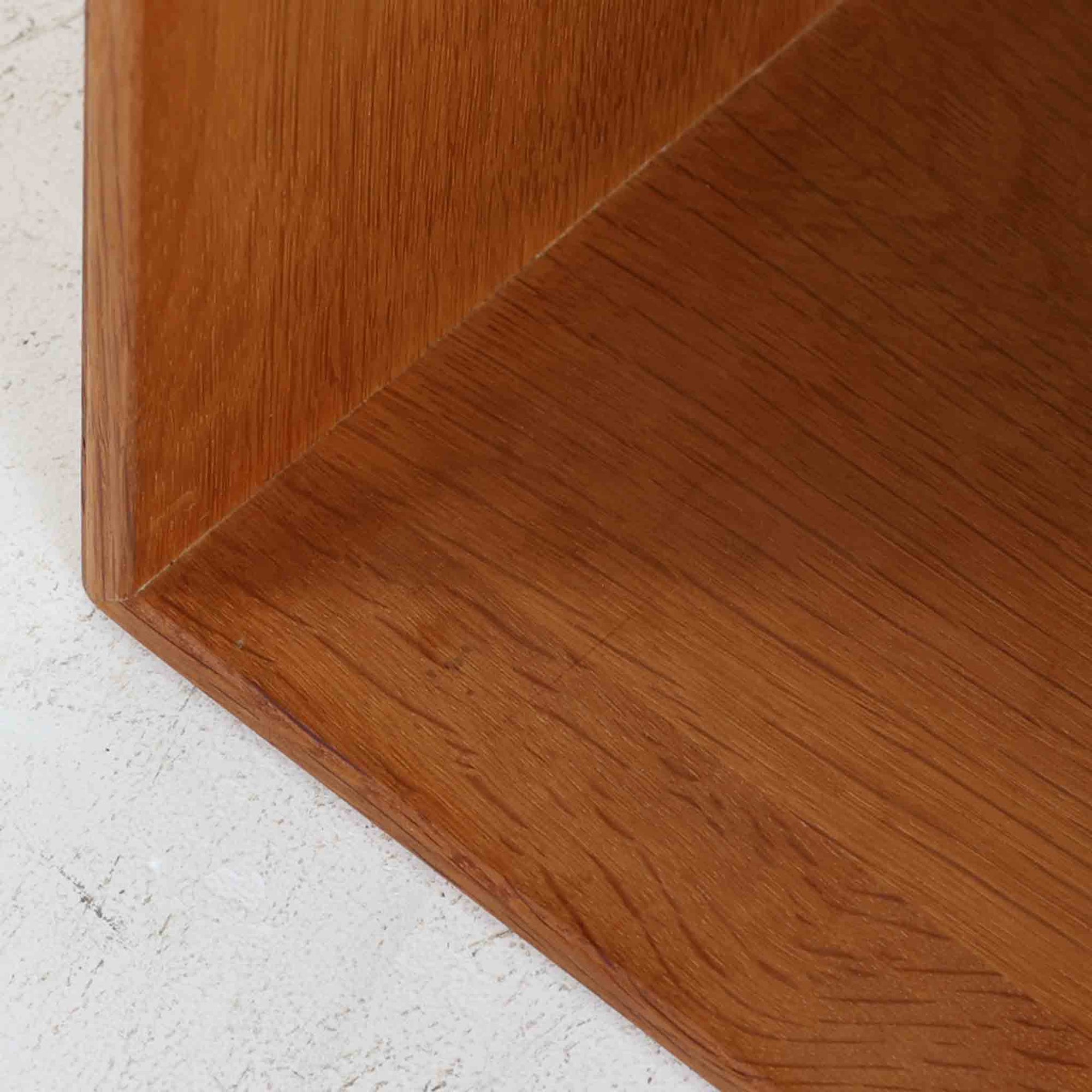 デンマークの建築家Mogens Koch（モーエンス・コッホ）によってデザインされ、名工房Rud. Rasmussen社で製造されたオーク無垢材のブックシェルフです。無駄のない端正なフォルムと精緻な組継ぎ構造が特徴で、堅牢さと美しさを兼ね備えています。ナチュラルなオークの木肌は経年により温かみを増し、シンプルながらも存在感のある佇まいを演出。縦横いずれの向きでも使用でき、複数を組み合わせて自由にレイアウトできる汎用性の高い北欧ビンテージ家具です。