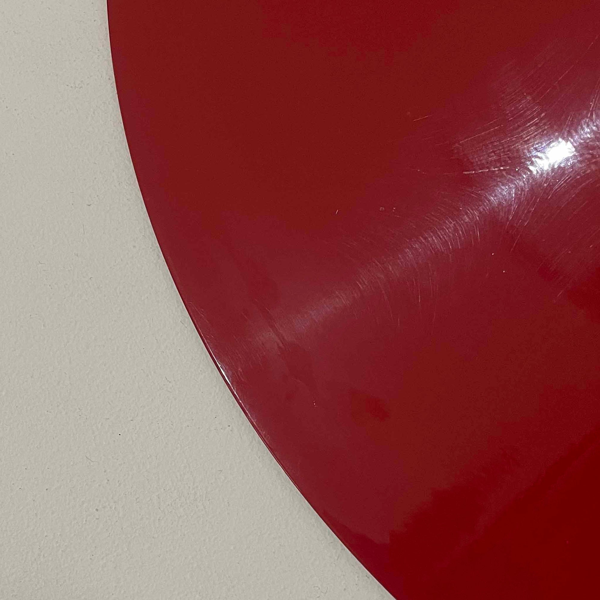 Claus Bonderup &amp; Torsten Thorupによってデザインされ、Fog &amp; Morup社から発表されたペンダントライト「Semi」です。直径47cmの存在感あるサイズと、シャープに絞り込まれた独特のフォルムが特徴です。鮮やかなレッドのカラーが空間にアクセントを与え、点灯時には下方向へ集中的に光を届けつつ、周囲をやわらかく照らします。1960年代に誕生したモダンデザインの象徴的な作品で、シンプルながらも彫刻的な美しさを備えています。北欧ビンテージならではの上質な佇まいで、ダイニングやリビングに華やかな雰囲気を添える一灯です。