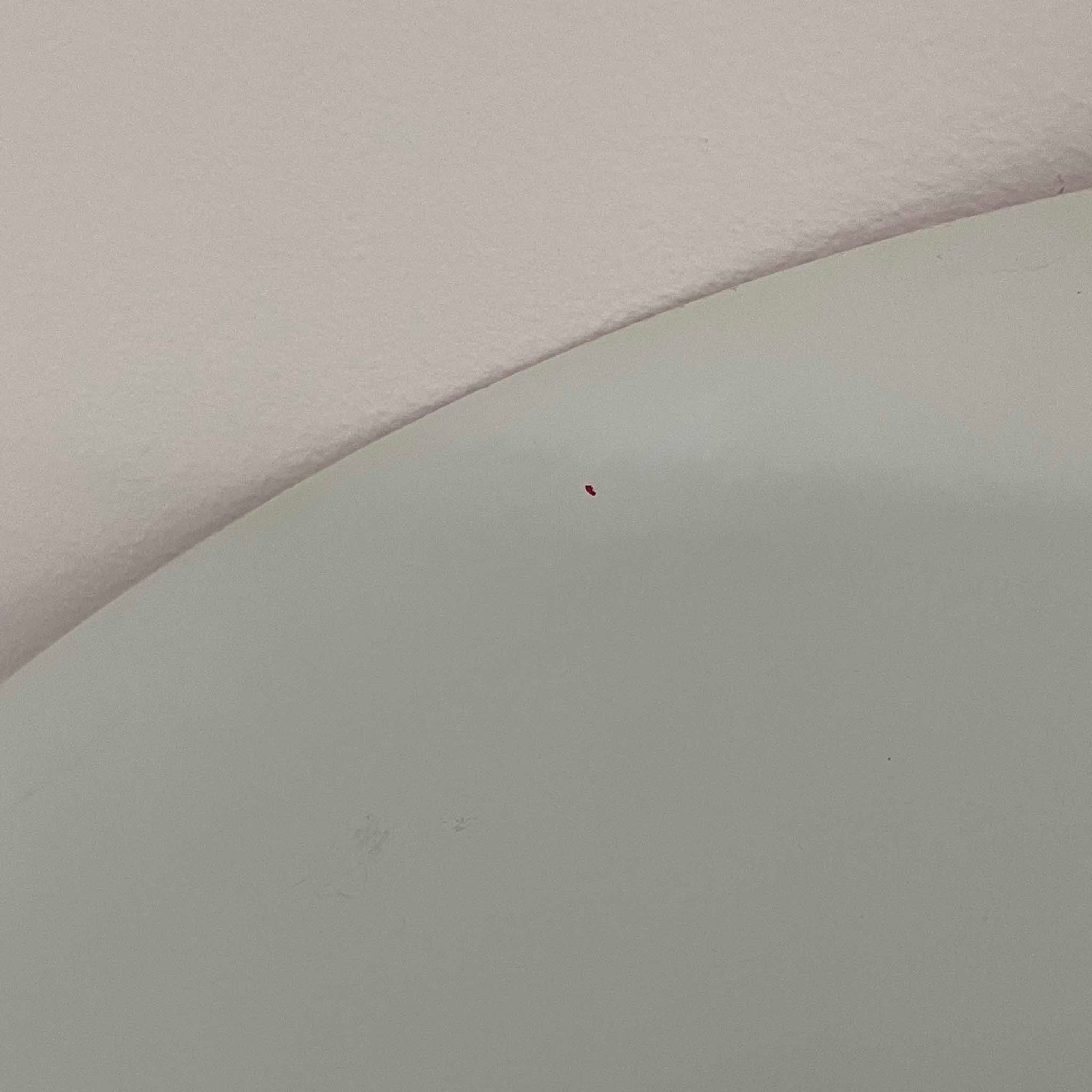 Claus Bonderup &amp; Torsten Thorupによってデザインされ、Fog &amp; Morup社から発表されたペンダントライト「Semi」です。直径47cmの存在感あるサイズと、シャープに絞り込まれた独特のフォルムが特徴です。鮮やかなレッドのカラーが空間にアクセントを与え、点灯時には下方向へ集中的に光を届けつつ、周囲をやわらかく照らします。1960年代に誕生したモダンデザインの象徴的な作品で、シンプルながらも彫刻的な美しさを備えています。北欧ビンテージならではの上質な佇まいで、ダイニングやリビングに華やかな雰囲気を添える一灯です。