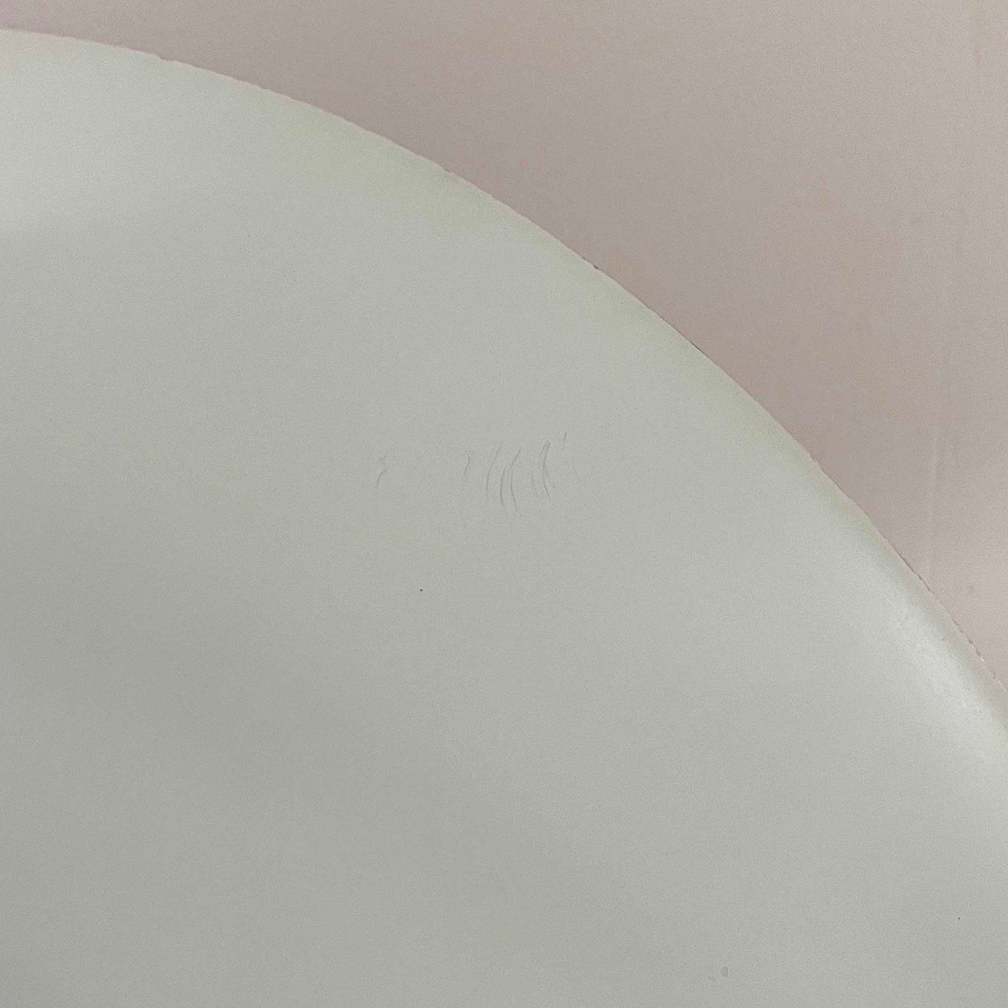 Claus Bonderup &amp; Torsten Thorupによってデザインされ、Fog &amp; Morup社から発表されたペンダントライト「Semi」です。直径47cmの存在感あるサイズと、シャープに絞り込まれた独特のフォルムが特徴です。鮮やかなレッドのカラーが空間にアクセントを与え、点灯時には下方向へ集中的に光を届けつつ、周囲をやわらかく照らします。1960年代に誕生したモダンデザインの象徴的な作品で、シンプルながらも彫刻的な美しさを備えています。北欧ビンテージならではの上質な佇まいで、ダイニングやリビングに華やかな雰囲気を添える一灯です。