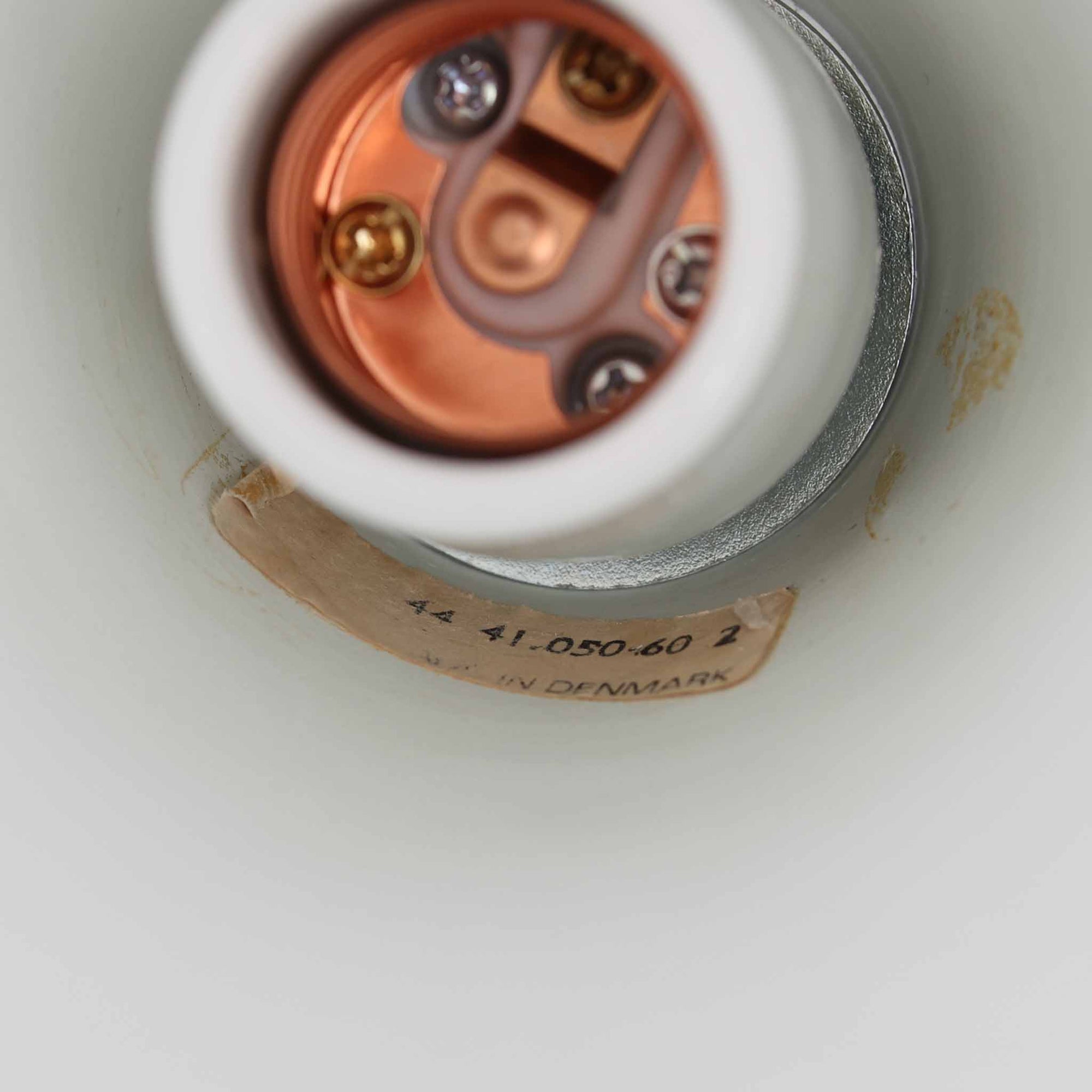 Claus Bonderup &amp; Torsten Thorupによってデザインされ、Fog &amp; Morup社から発表されたペンダントライト「Semi」です。直径47cmの存在感あるサイズと、シャープに絞り込まれた独特のフォルムが特徴です。鮮やかなレッドのカラーが空間にアクセントを与え、点灯時には下方向へ集中的に光を届けつつ、周囲をやわらかく照らします。1960年代に誕生したモダンデザインの象徴的な作品で、シンプルながらも彫刻的な美しさを備えています。北欧ビンテージならではの上質な佇まいで、ダイニングやリビングに華やかな雰囲気を添える一灯です。