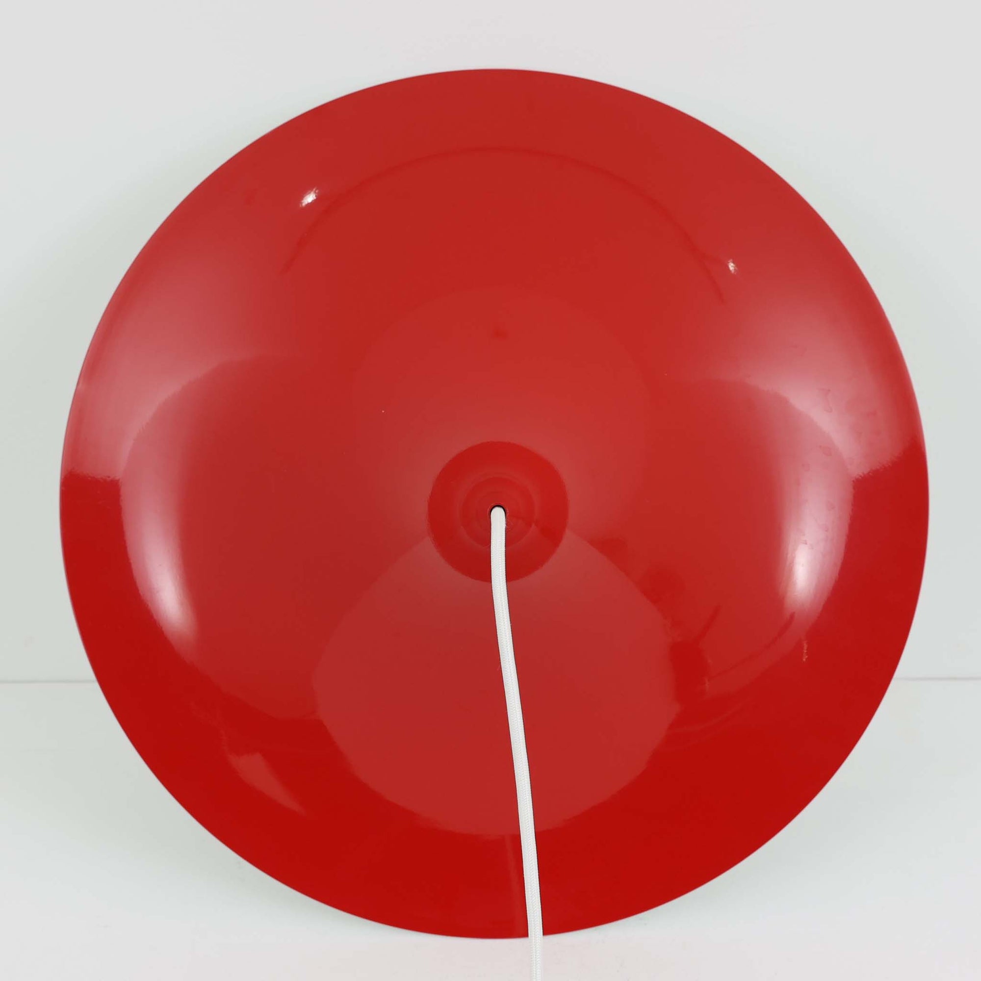 Claus Bonderup &amp; Torsten Thorupによってデザインされ、Fog &amp; Morup社から発表されたペンダントライト「Semi」です。直径47cmの存在感あるサイズと、シャープに絞り込まれた独特のフォルムが特徴です。鮮やかなレッドのカラーが空間にアクセントを与え、点灯時には下方向へ集中的に光を届けつつ、周囲をやわらかく照らします。1960年代に誕生したモダンデザインの象徴的な作品で、シンプルながらも彫刻的な美しさを備えています。北欧ビンテージならではの上質な佇まいで、ダイニングやリビングに華やかな雰囲気を添える一灯です。