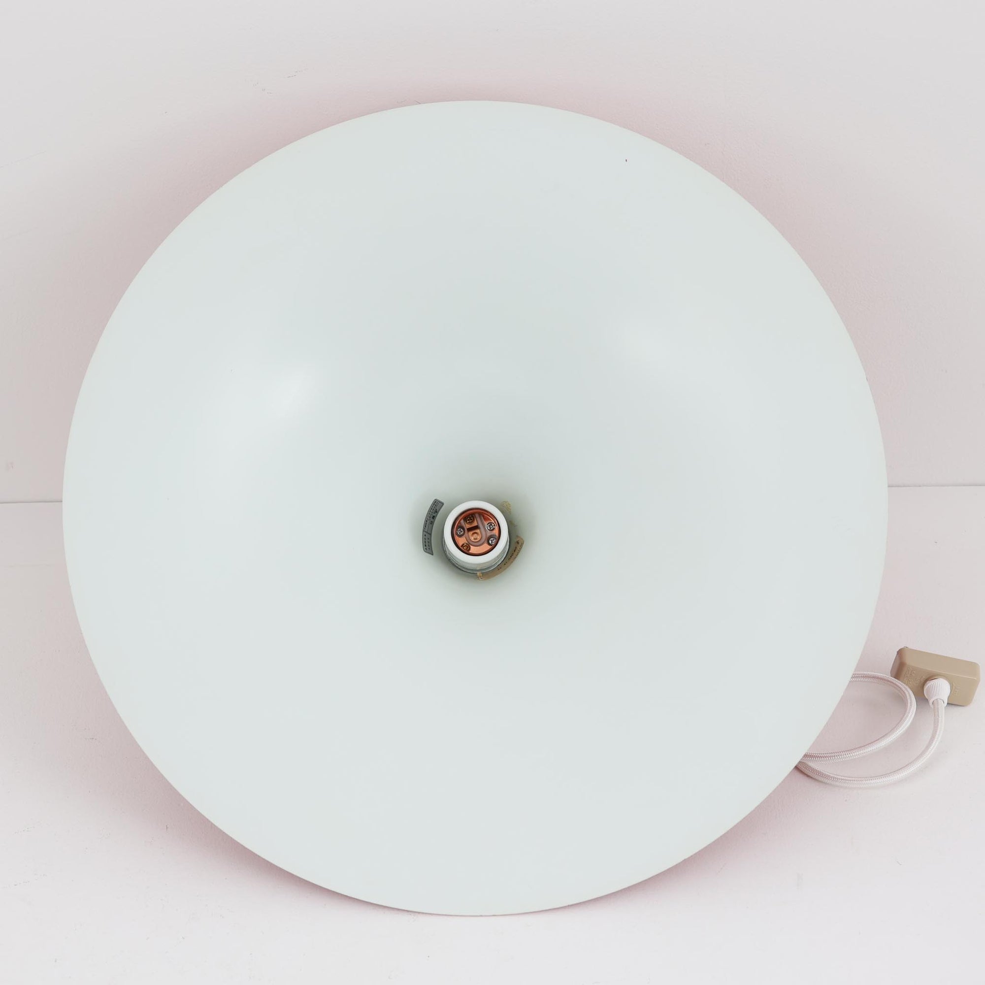 Claus Bonderup &amp; Torsten Thorupによってデザインされ、Fog &amp; Morup社から発表されたペンダントライト「Semi」です。直径47cmの存在感あるサイズと、シャープに絞り込まれた独特のフォルムが特徴です。鮮やかなレッドのカラーが空間にアクセントを与え、点灯時には下方向へ集中的に光を届けつつ、周囲をやわらかく照らします。1960年代に誕生したモダンデザインの象徴的な作品で、シンプルながらも彫刻的な美しさを備えています。北欧ビンテージならではの上質な佇まいで、ダイニングやリビングに華やかな雰囲気を添える一灯です。