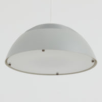 Arne JacobsenがLouis Poulsenのためにデザインした「AJ Royal 370」ペンダントライトです。直径37cmのサイズで、段階的に重なる上部シェードと、下面を覆うアクリルディフューザーによって光が柔らかく拡散し、均一で心地よい明かりを提供します。アルミとスチールの堅牢な構造に加え、シンプルかつモダンなフォルムが空間に洗練された印象を与えます。ダイニングやリビングに適した存在感ある照明で、北欧デザインを象徴するビンテージアイテムです。現行モデルでは展開されていないライトグレーのカラーは、当時のオリジナル品ならではの希少な仕様であり、コレクターズアイテムとしても高い価値を持っています。