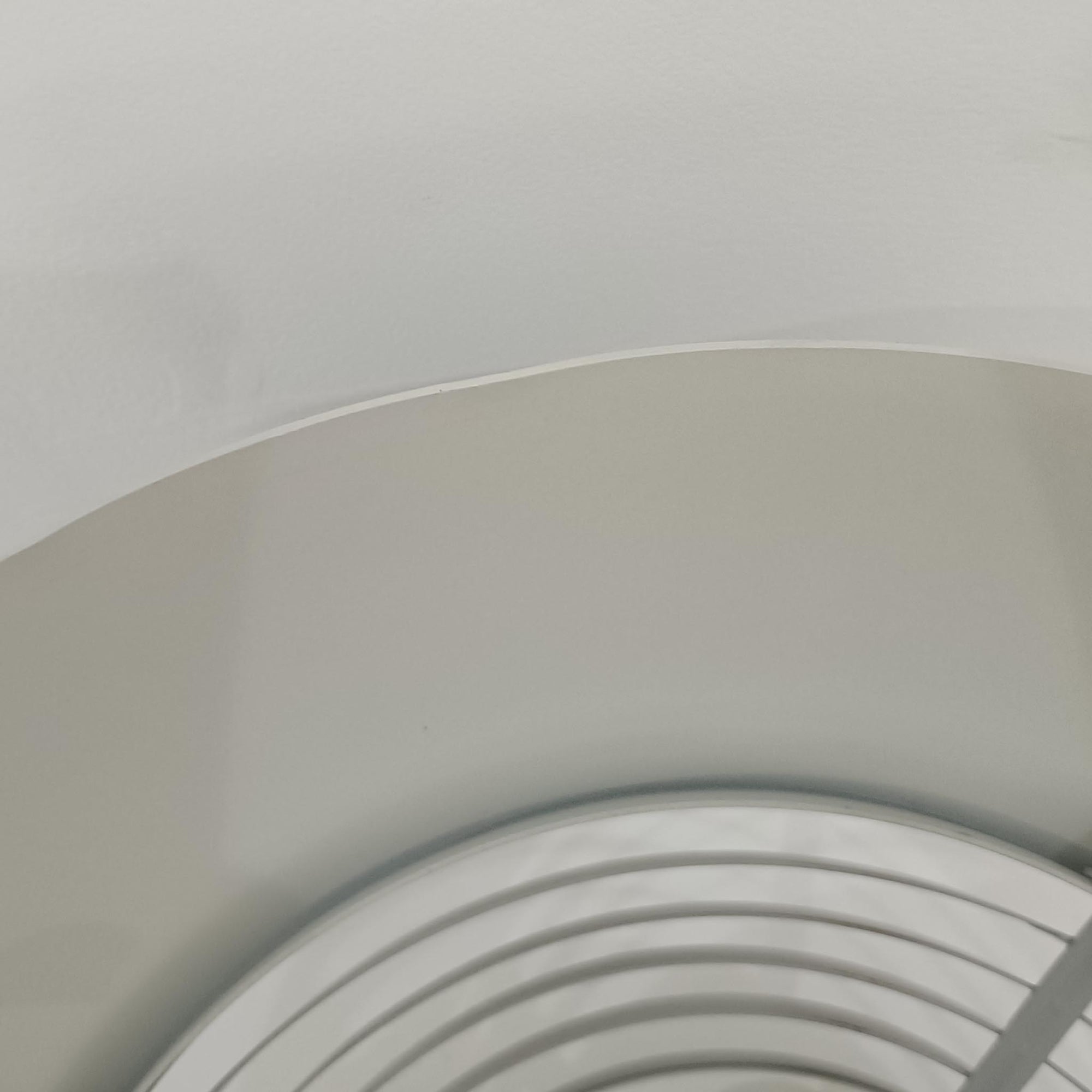 Arne JacobsenがLouis Poulsenのためにデザインした「AJ Royal 370」ペンダントライトです。直径37cmのサイズで、段階的に重なる上部シェードと、下面を覆うアクリルディフューザーによって光が柔らかく拡散し、均一で心地よい明かりを提供します。アルミとスチールの堅牢な構造に加え、シンプルかつモダンなフォルムが空間に洗練された印象を与えます。ダイニングやリビングに適した存在感ある照明で、北欧デザインを象徴するビンテージアイテムです。現行モデルでは展開されていないライトグレーのカラーは、当時のオリジナル品ならではの希少な仕様であり、コレクターズアイテムとしても高い価値を持っています。