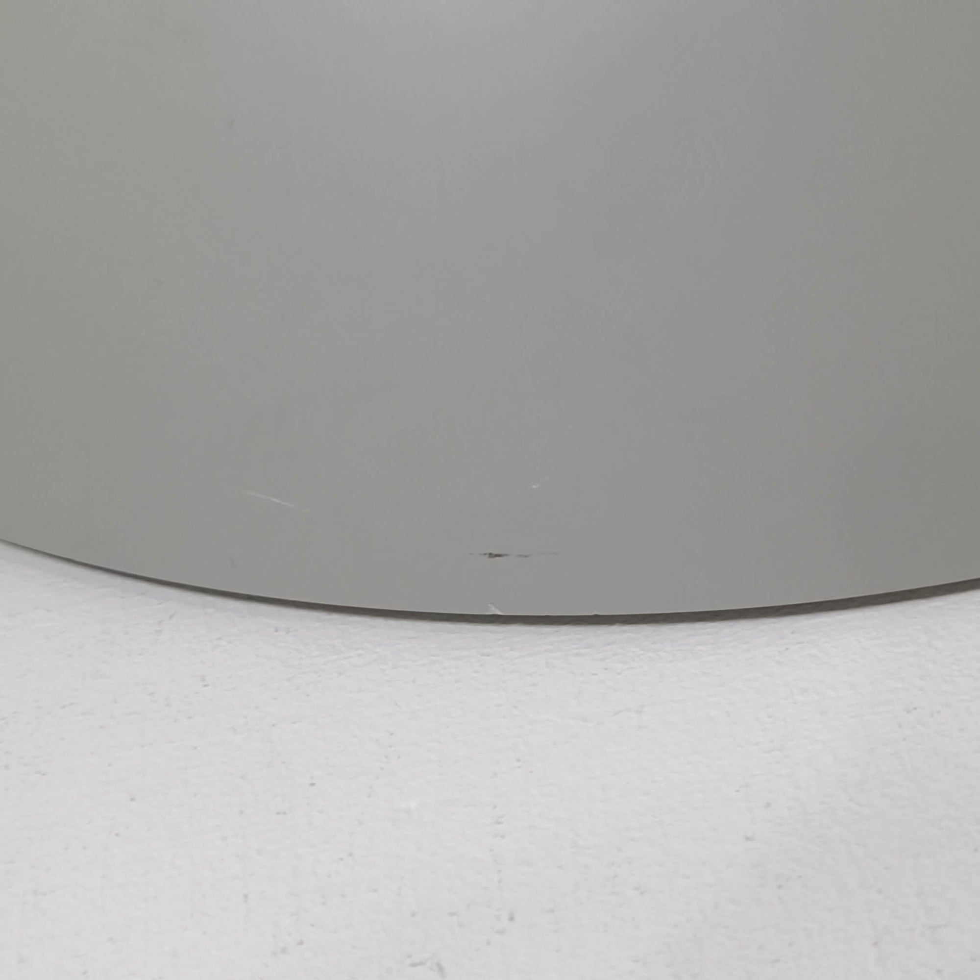 Arne JacobsenがLouis Poulsenのためにデザインした「AJ Royal 370」ペンダントライトです。直径37cmのサイズで、段階的に重なる上部シェードと、下面を覆うアクリルディフューザーによって光が柔らかく拡散し、均一で心地よい明かりを提供します。アルミとスチールの堅牢な構造に加え、シンプルかつモダンなフォルムが空間に洗練された印象を与えます。ダイニングやリビングに適した存在感ある照明で、北欧デザインを象徴するビンテージアイテムです。現行モデルでは展開されていないライトグレーのカラーは、当時のオリジナル品ならではの希少な仕様であり、コレクターズアイテムとしても高い価値を持っています。