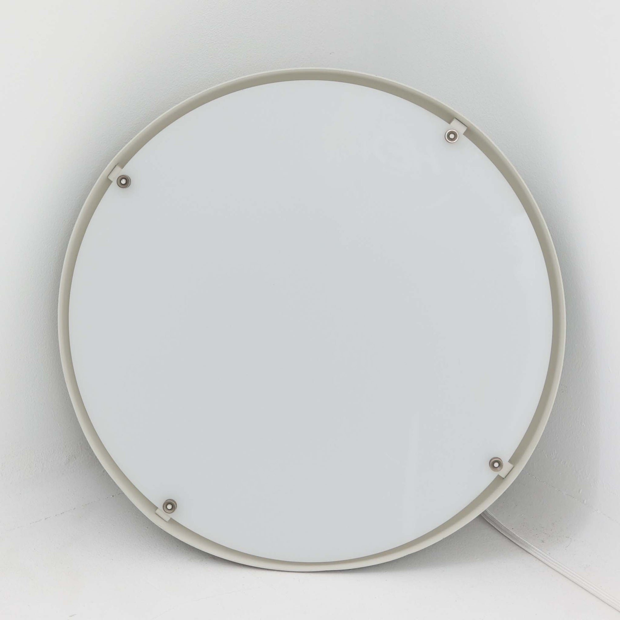 Arne JacobsenがLouis Poulsenのためにデザインした「AJ Royal 370」ペンダントライトです。直径37cmのサイズで、段階的に重なる上部シェードと、下面を覆うアクリルディフューザーによって光が柔らかく拡散し、均一で心地よい明かりを提供します。アルミとスチールの堅牢な構造に加え、シンプルかつモダンなフォルムが空間に洗練された印象を与えます。ダイニングやリビングに適した存在感ある照明で、北欧デザインを象徴するビンテージアイテムです。現行モデルでは展開されていないライトグレーのカラーは、当時のオリジナル品ならではの希少な仕様であり、コレクターズアイテムとしても高い価値を持っています。