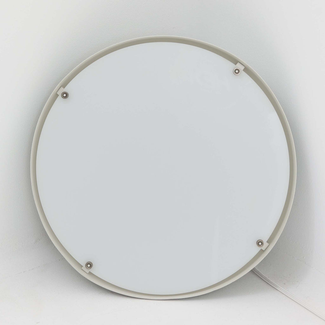 Arne JacobsenがLouis Poulsenのためにデザインした「AJ Royal 370」ペンダントライトです。直径37cmのサイズで、段階的に重なる上部シェードと、下面を覆うアクリルディフューザーによって光が柔らかく拡散し、均一で心地よい明かりを提供します。アルミとスチールの堅牢な構造に加え、シンプルかつモダンなフォルムが空間に洗練された印象を与えます。ダイニングやリビングに適した存在感ある照明で、北欧デザインを象徴するビンテージアイテムです。現行モデルでは展開されていないライトグレーのカラーは、当時のオリジナル品ならではの希少な仕様であり、コレクターズアイテムとしても高い価値を持っています。